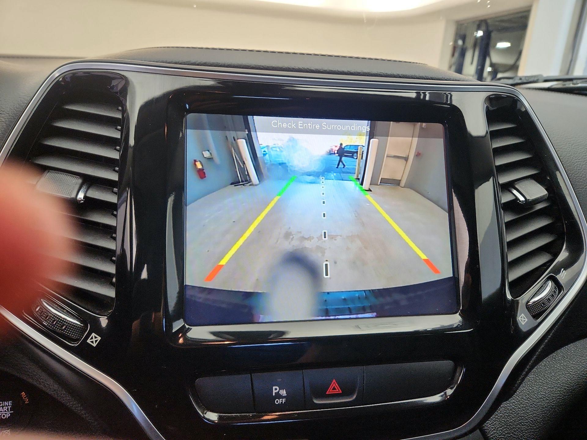 Thumbnail: 2019 Jeep Cherokee - 15