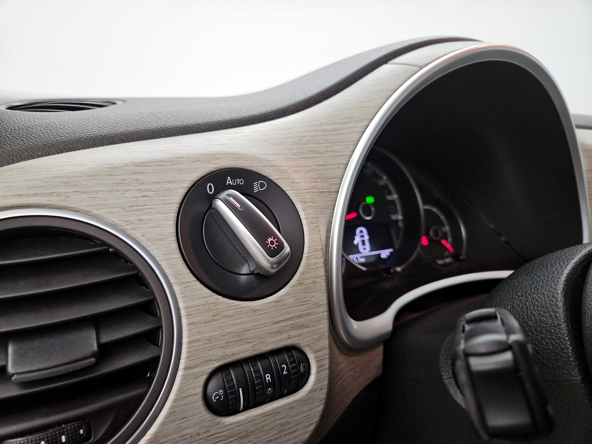 Thumbnail: 2018 Volkswagen Beetle - 13