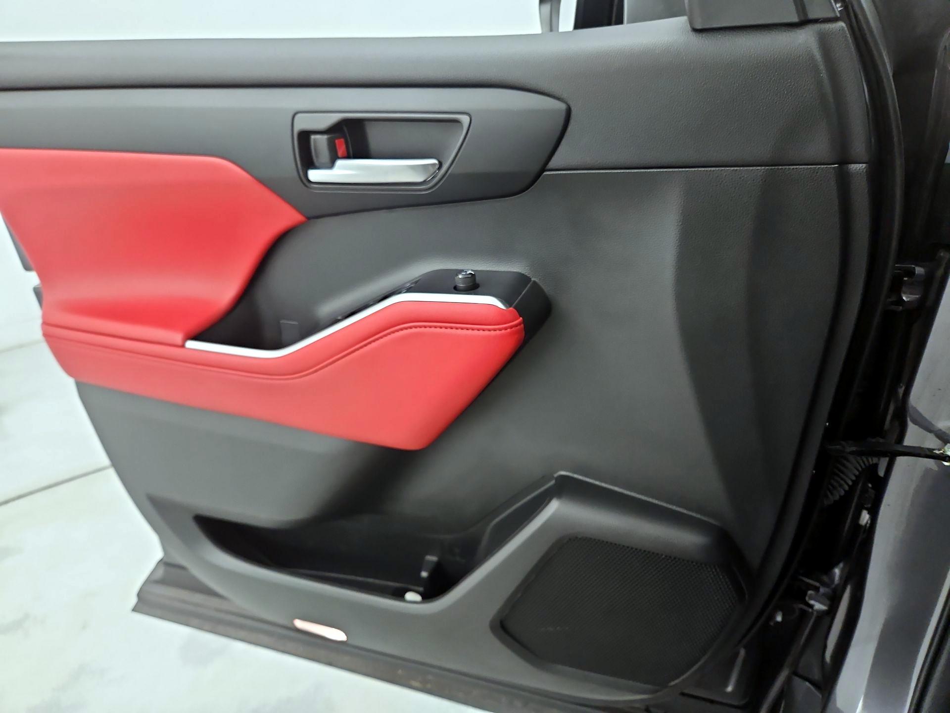 Thumbnail: 2022 Toyota Highlander - 12