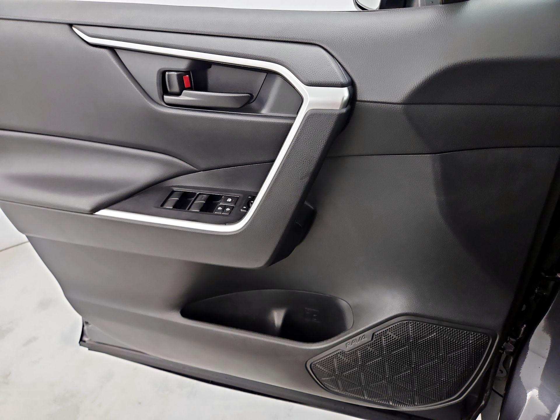 Thumbnail: 2020 Toyota RAV4 - 12