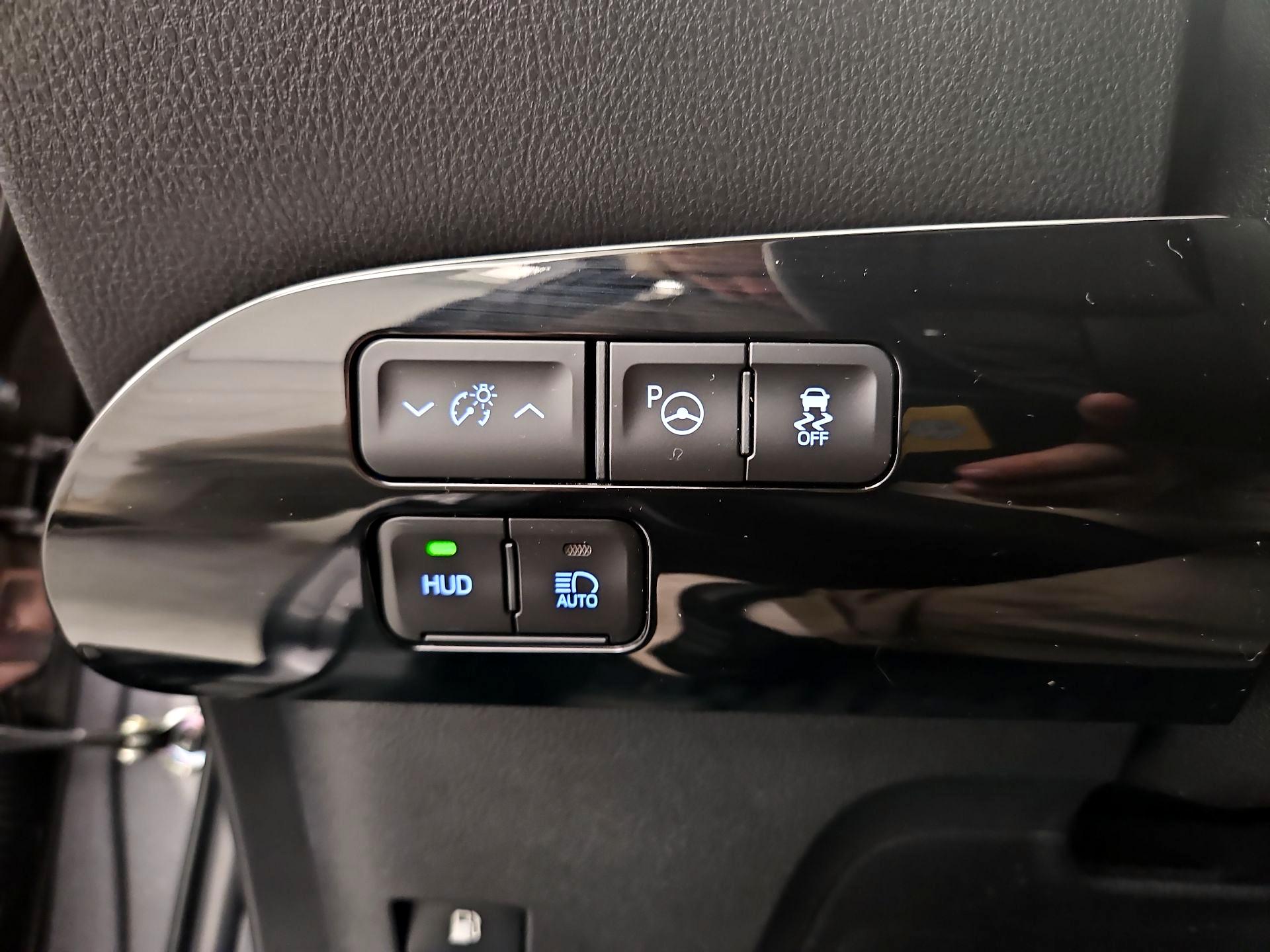 Thumbnail: 2019 Toyota Prius - 13