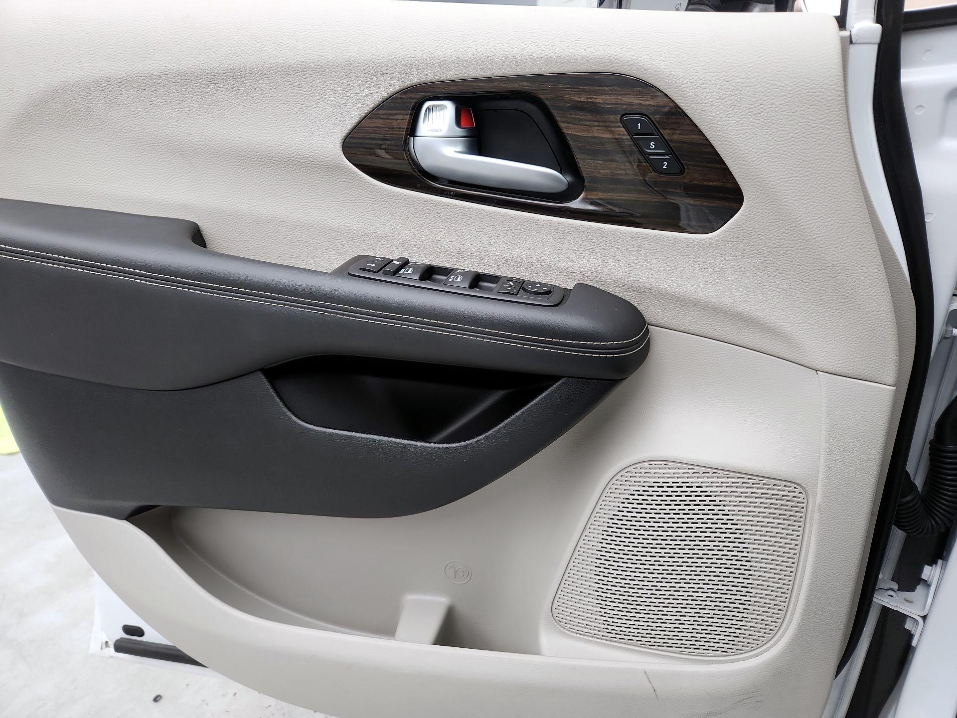 Thumbnail: 2024 Chrysler Pacifica - 12