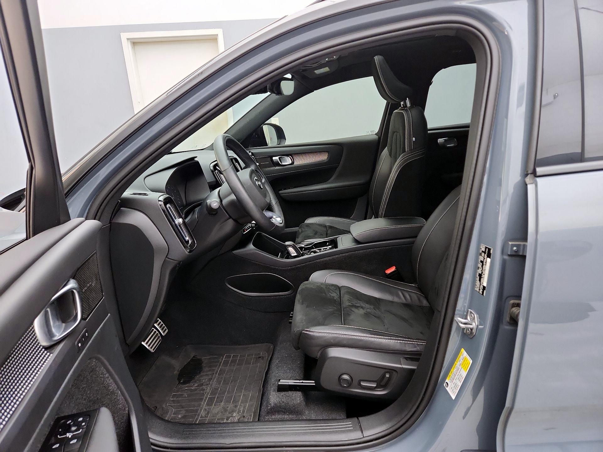 Thumbnail: 2022 Volvo XC40 - 11