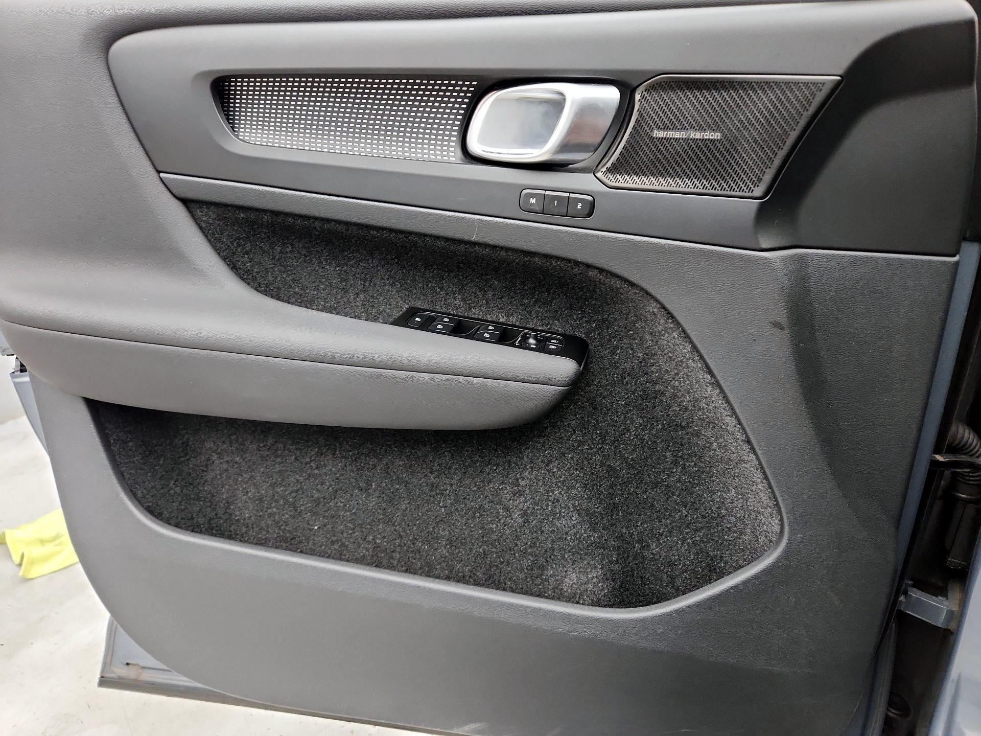 Thumbnail: 2022 Volvo XC40 - 12