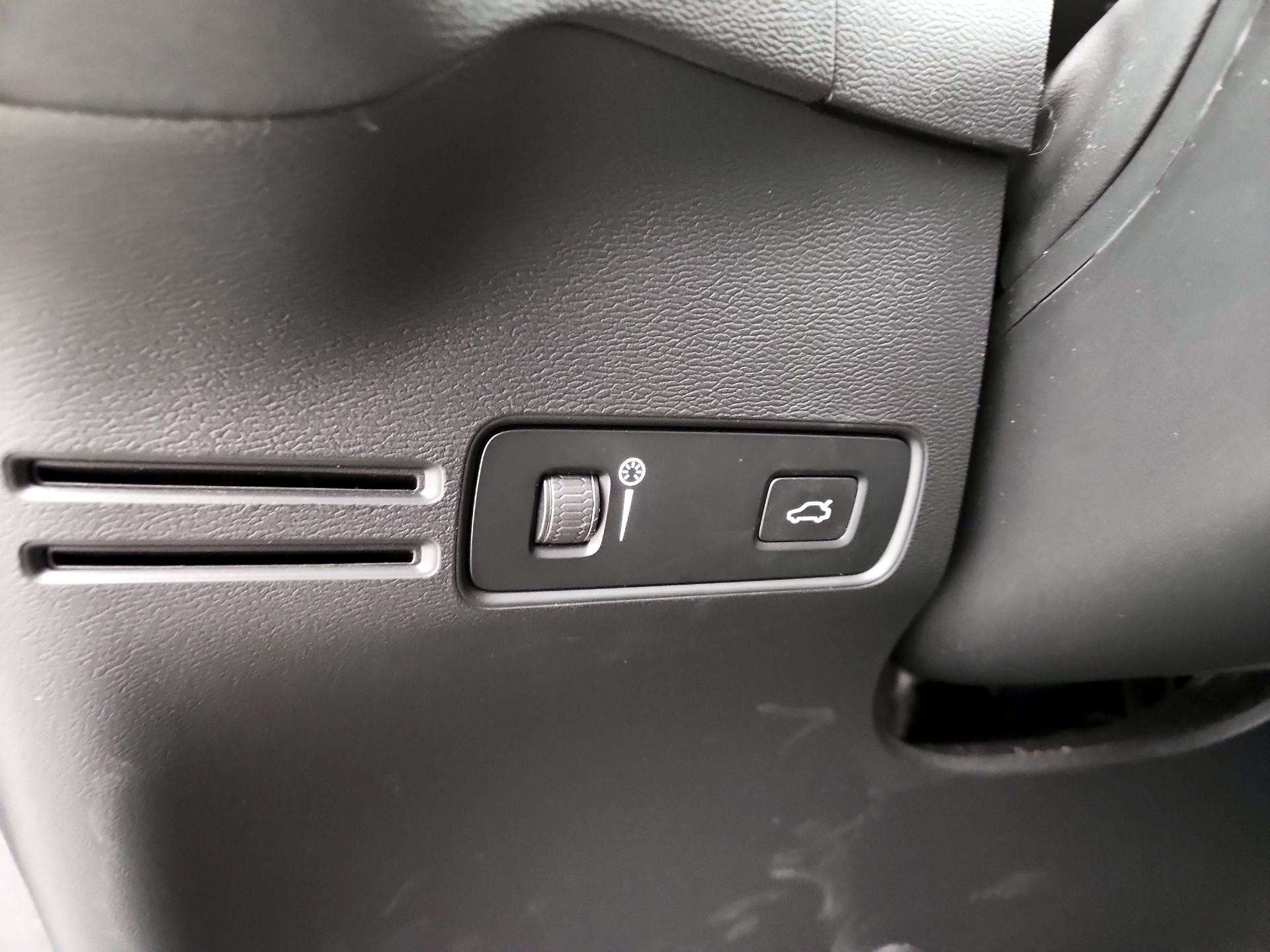 Thumbnail: 2022 Volvo XC40 - 13