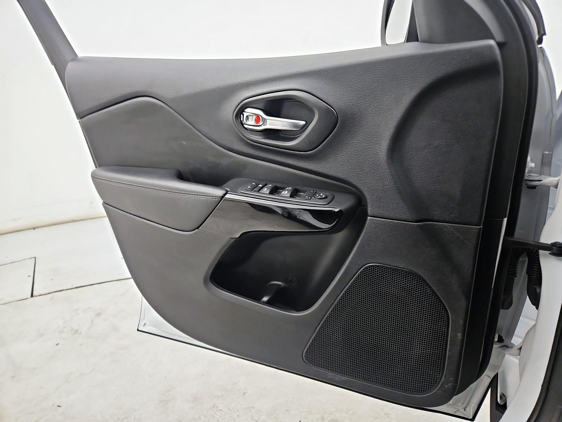 Thumbnail: 2023 Jeep Cherokee - 12