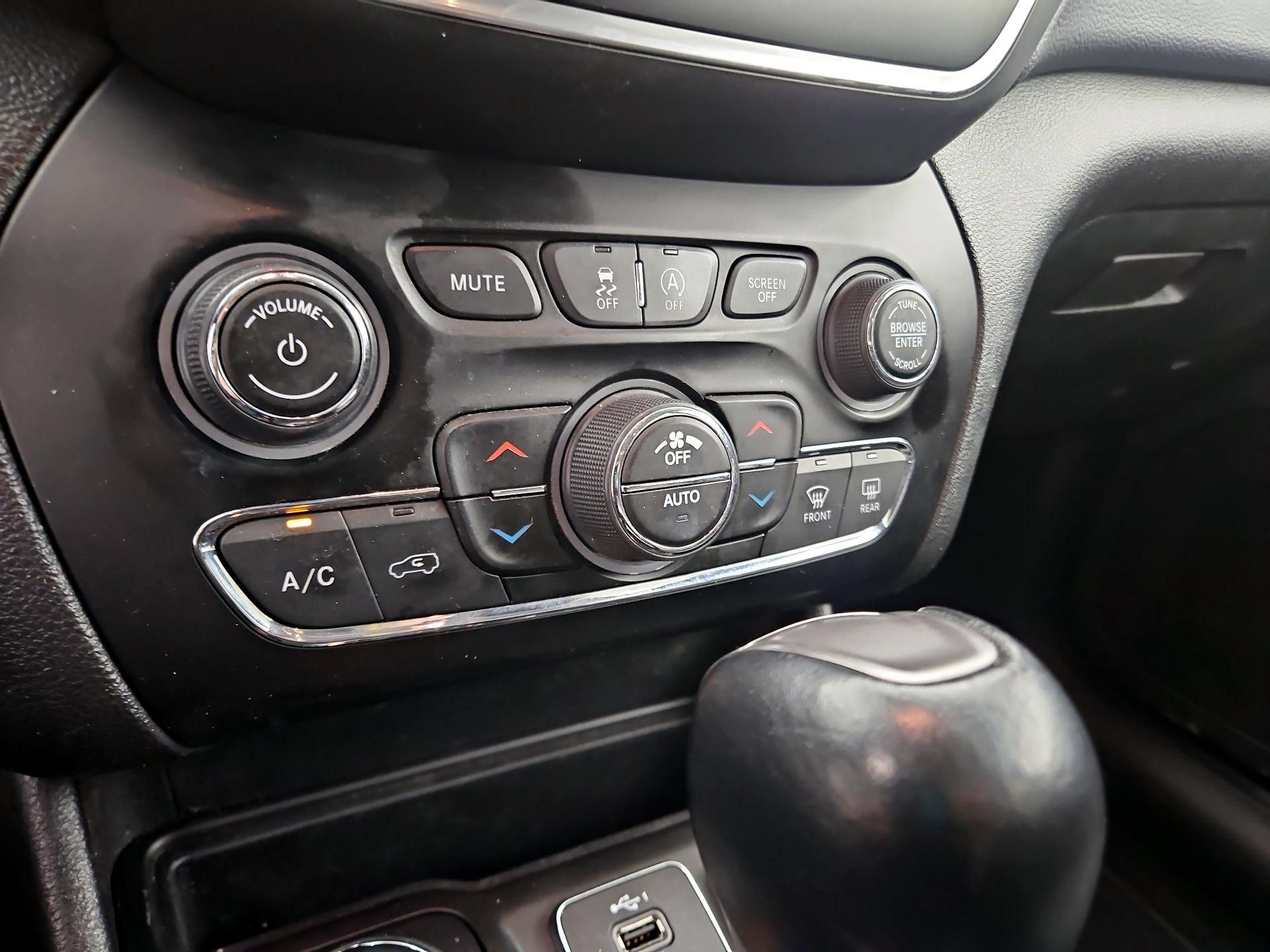 Thumbnail: 2023 Jeep Cherokee - 17