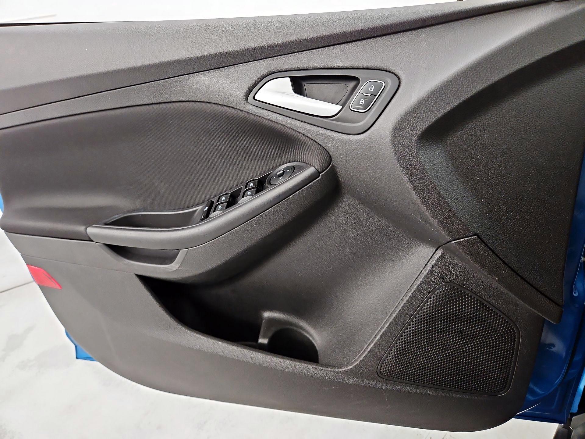 Thumbnail: 2015 Ford Focus - 12