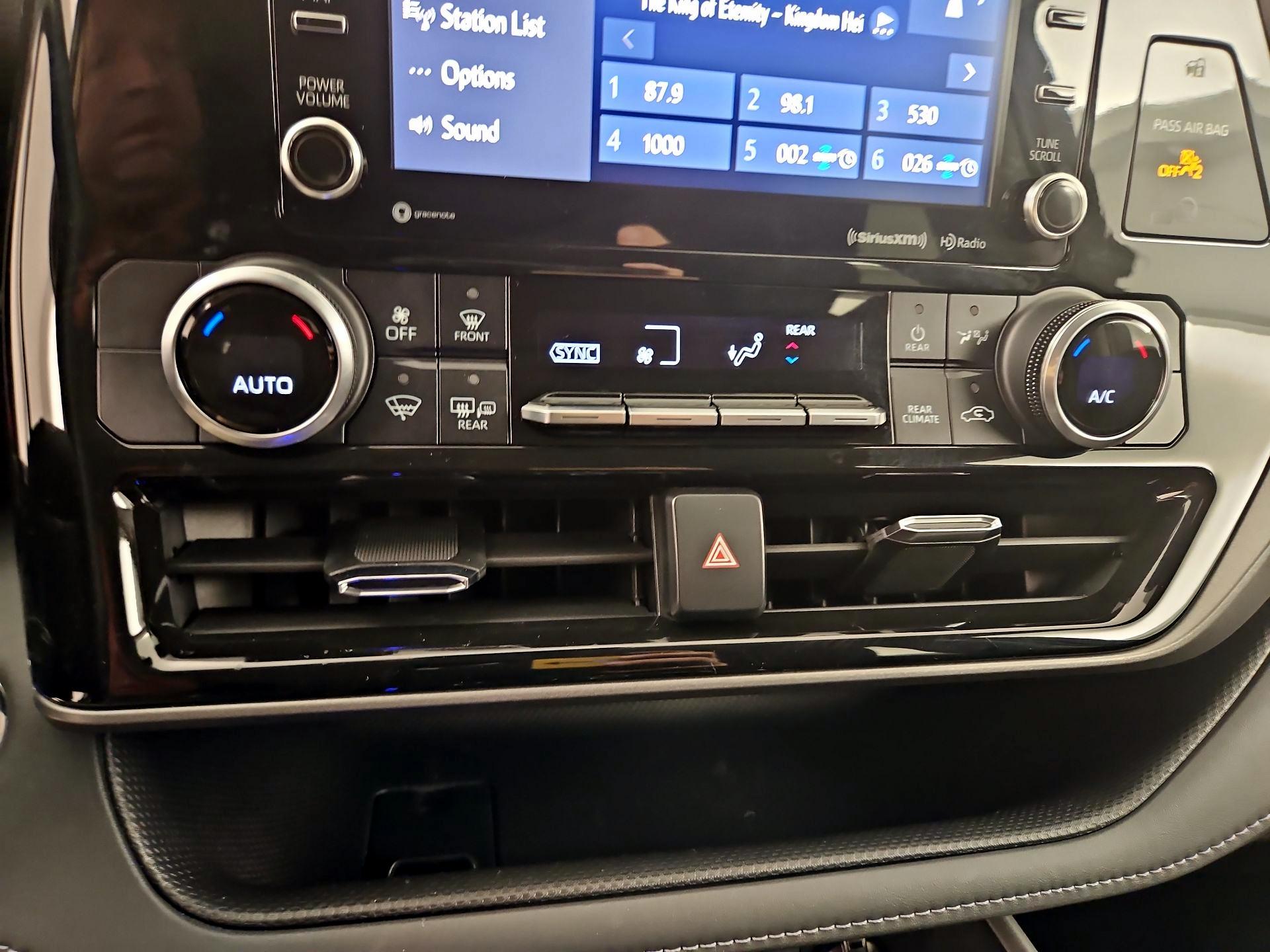 Thumbnail: 2022 Toyota Highlander - 16