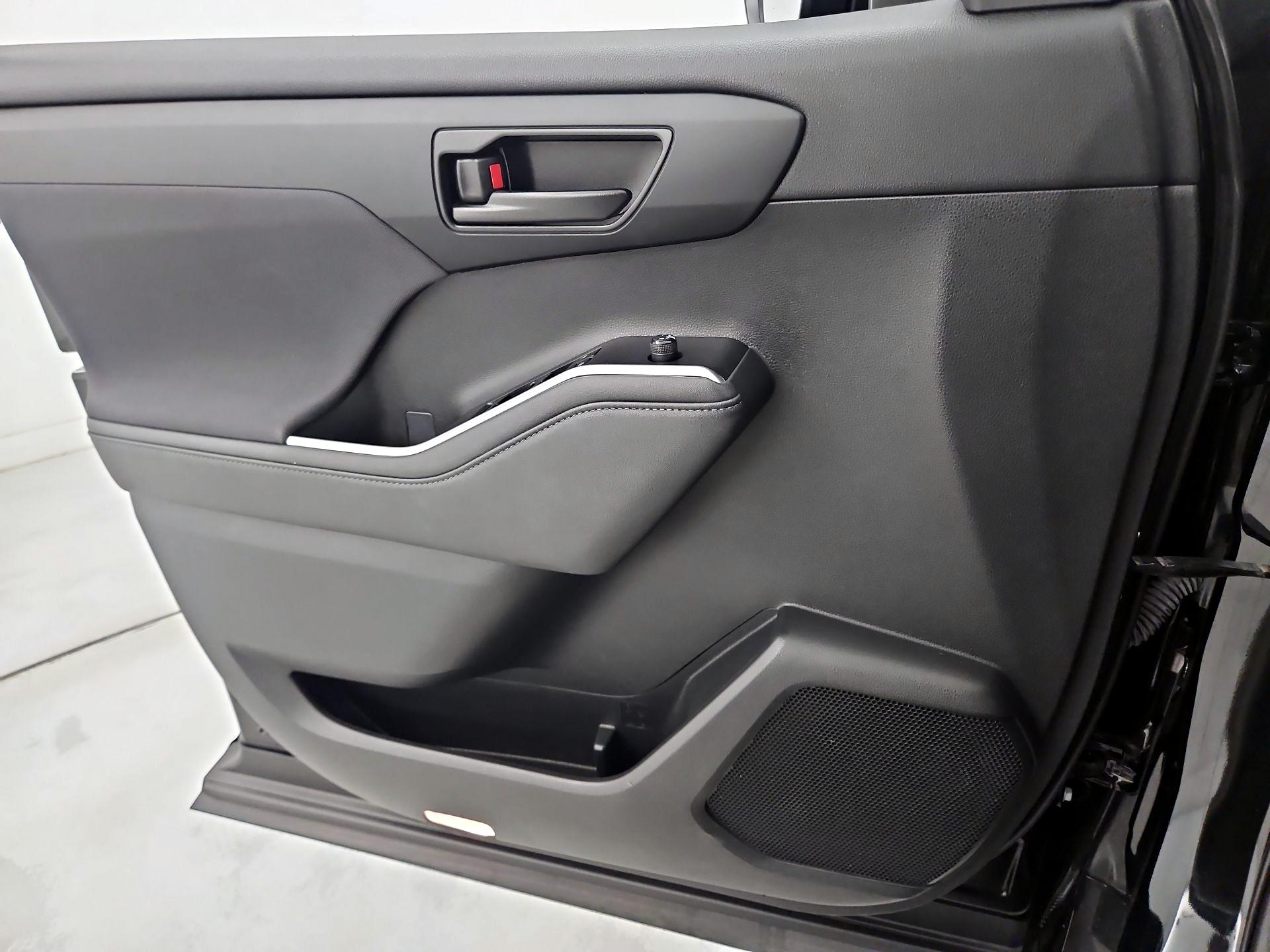 Thumbnail: 2023 Toyota Highlander - 12