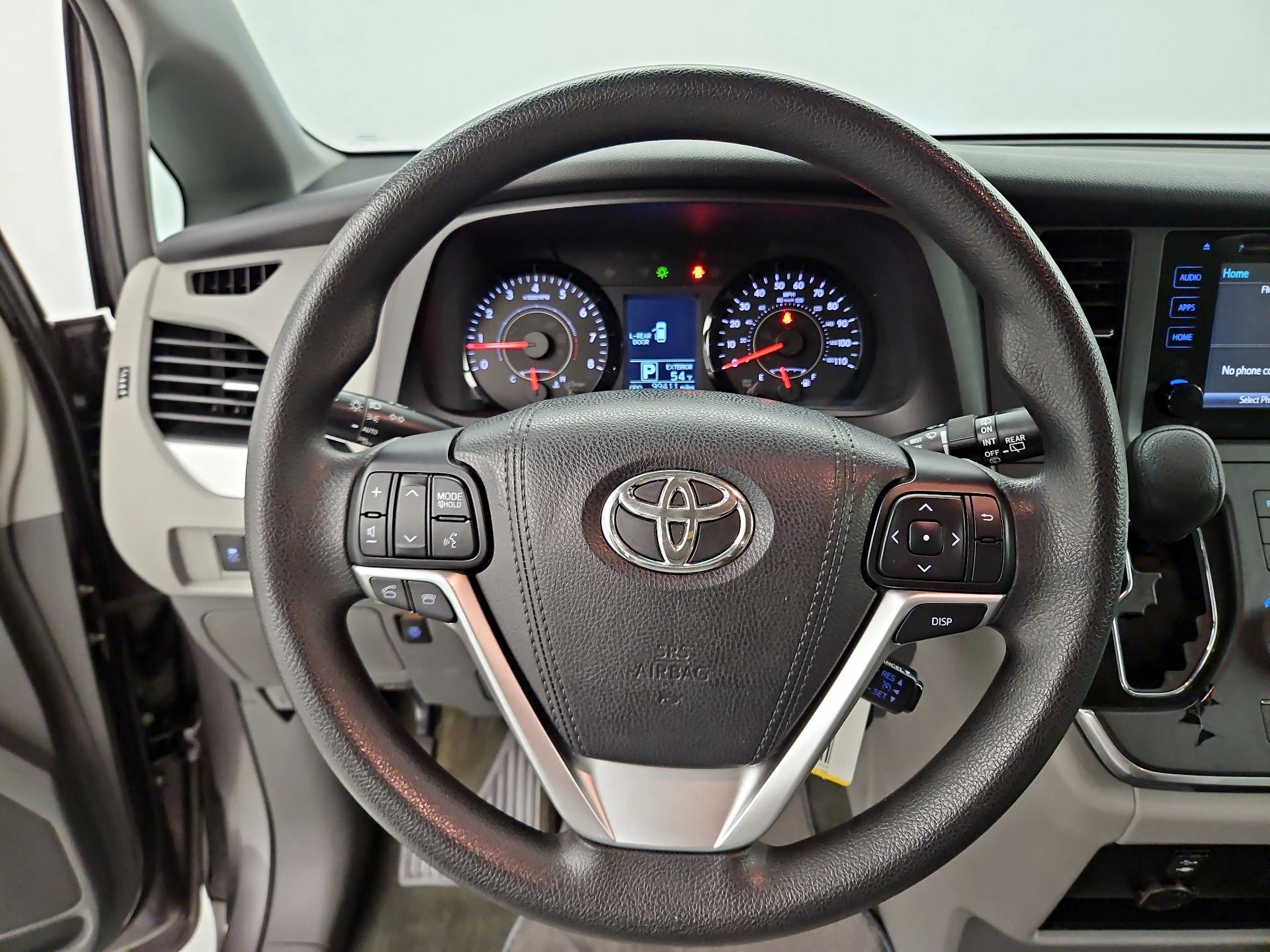 Thumbnail: 2017 Toyota Sienna - 10