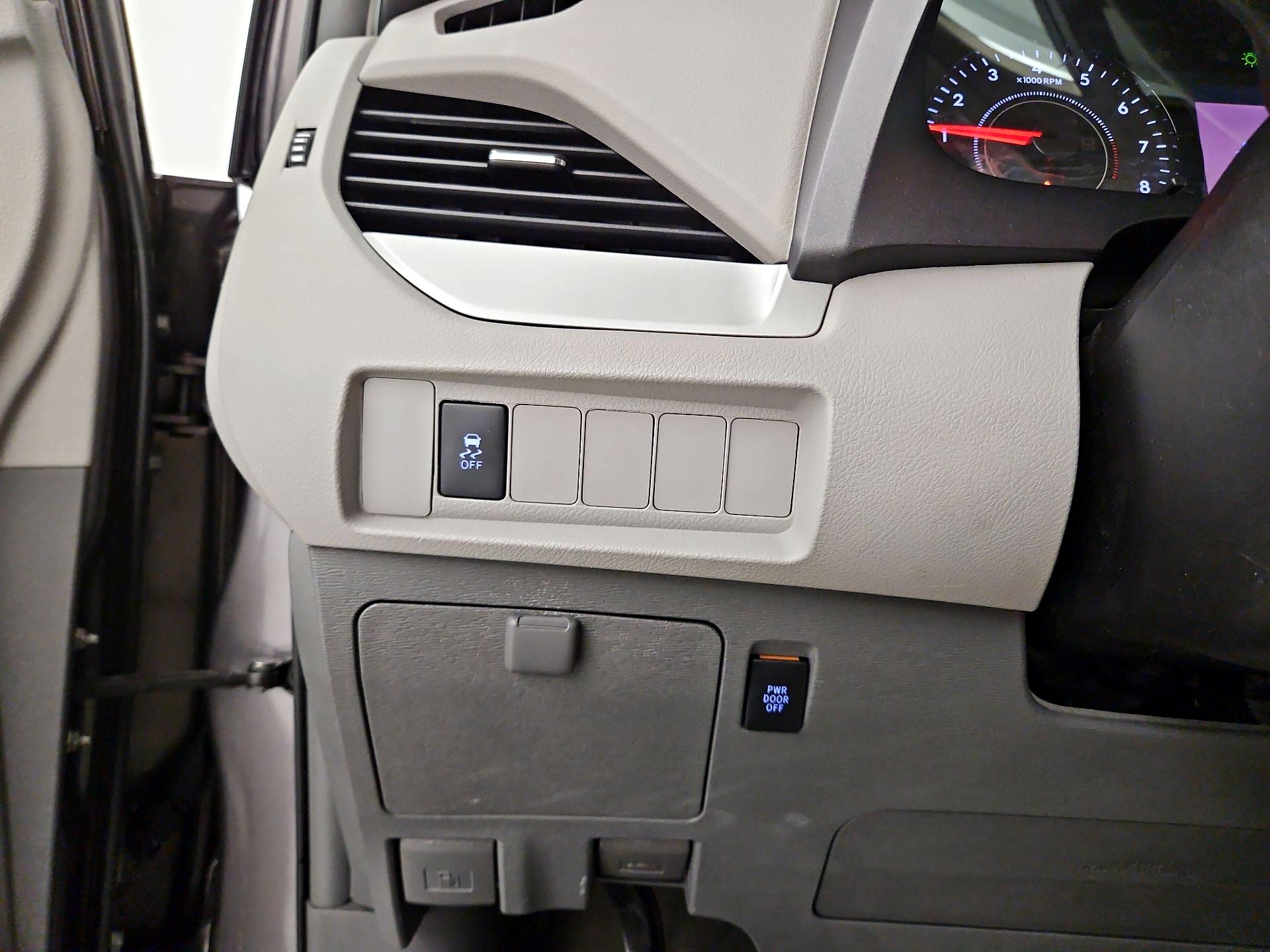 Thumbnail: 2017 Toyota Sienna - 13