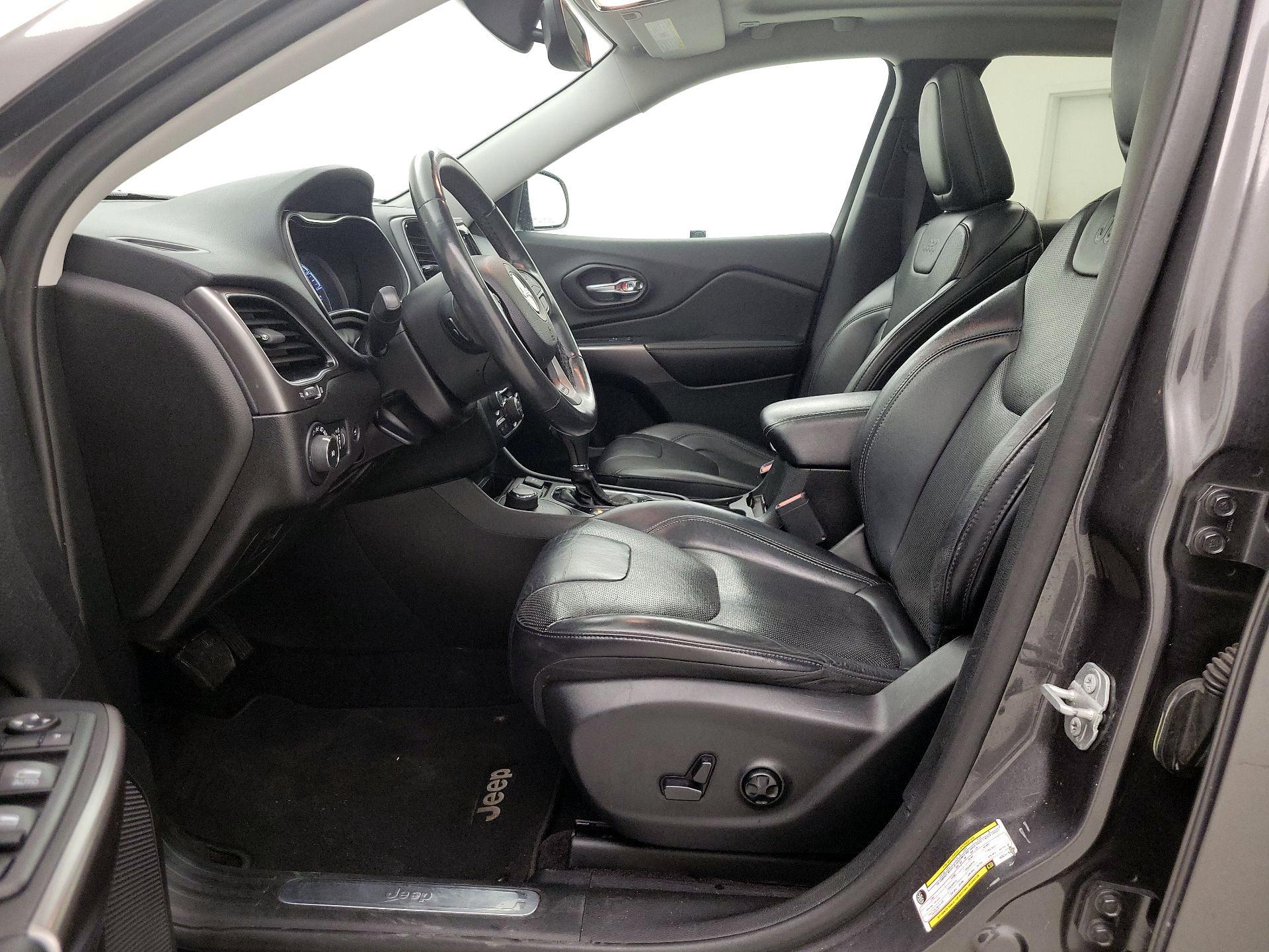 Thumbnail: 2019 Jeep Cherokee - 11