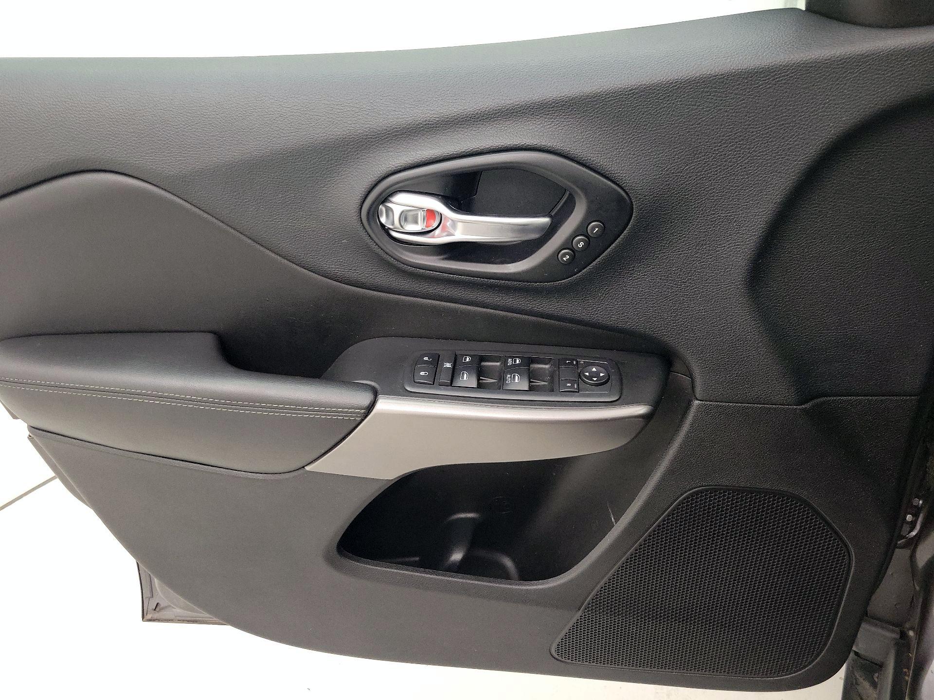 Thumbnail: 2019 Jeep Cherokee - 12