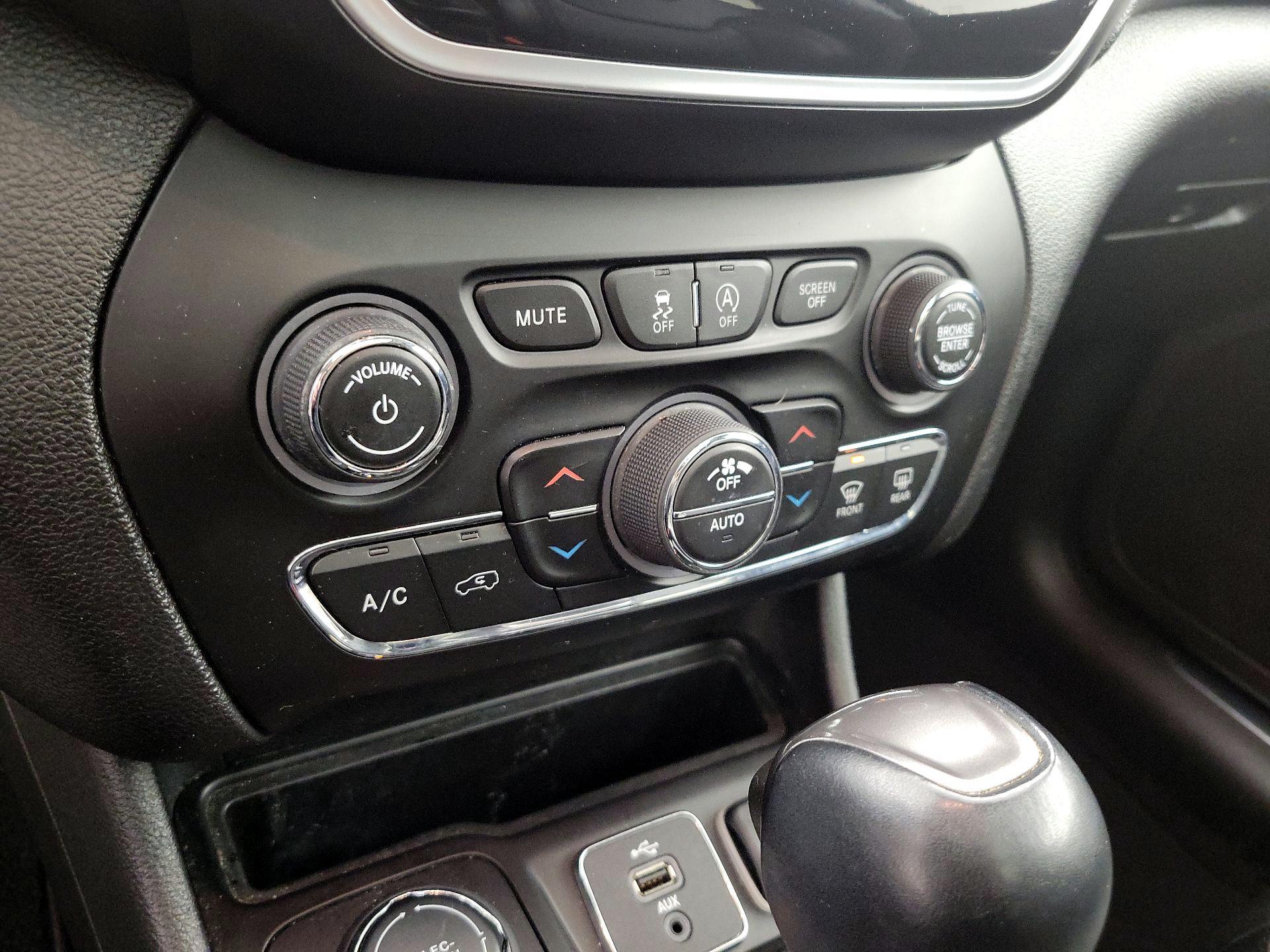 Thumbnail: 2019 Jeep Cherokee - 16