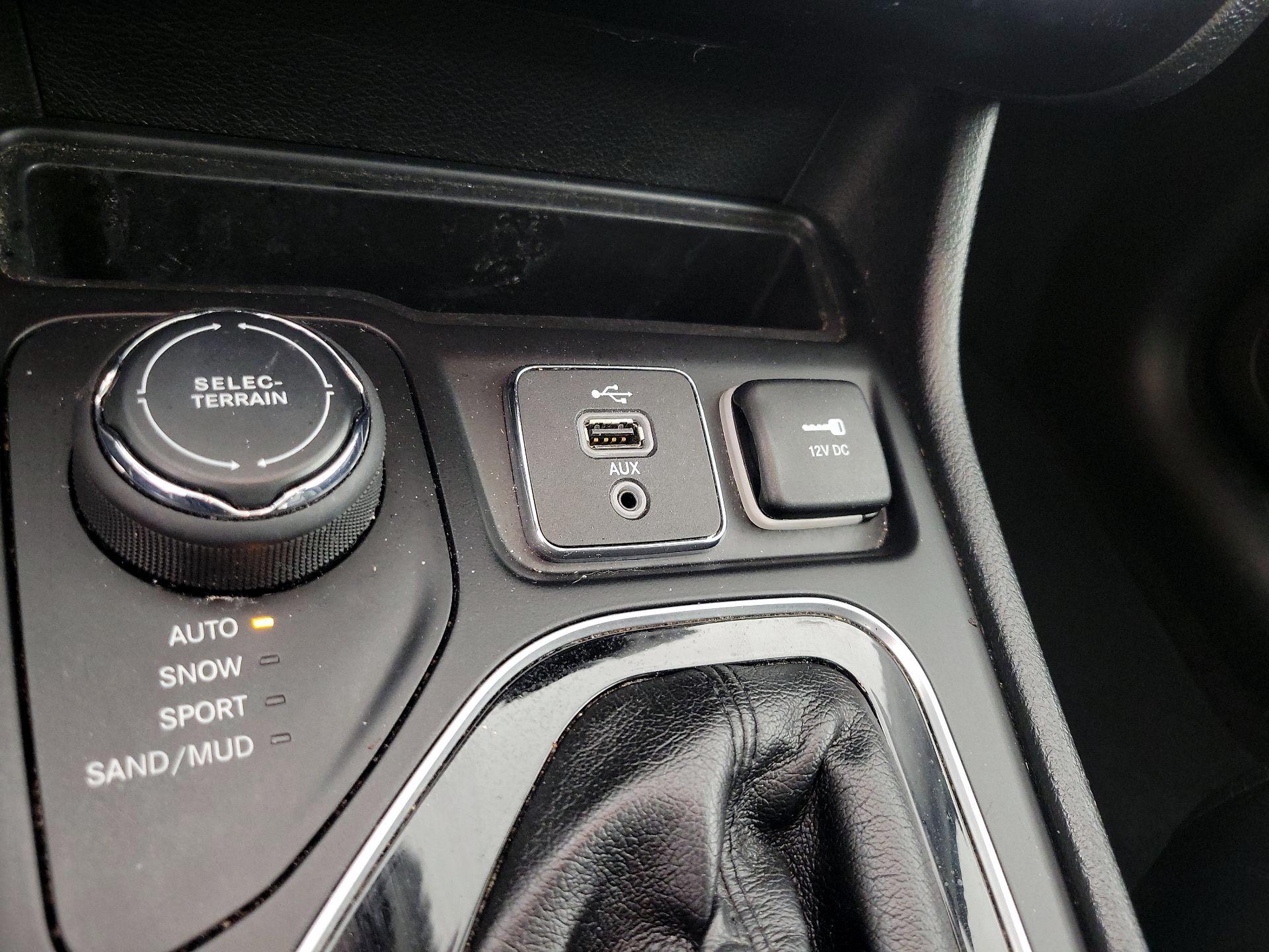 Thumbnail: 2019 Jeep Cherokee - 18