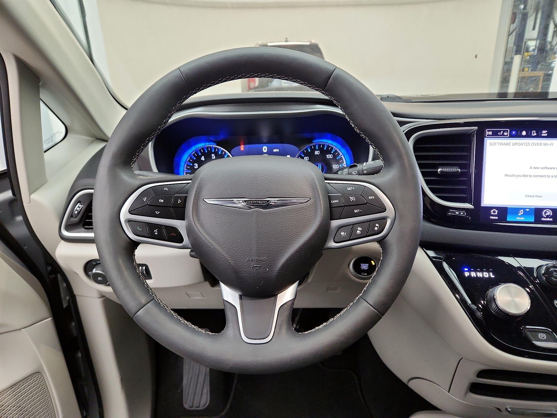 Thumbnail: 2024 Chrysler Pacifica - 10