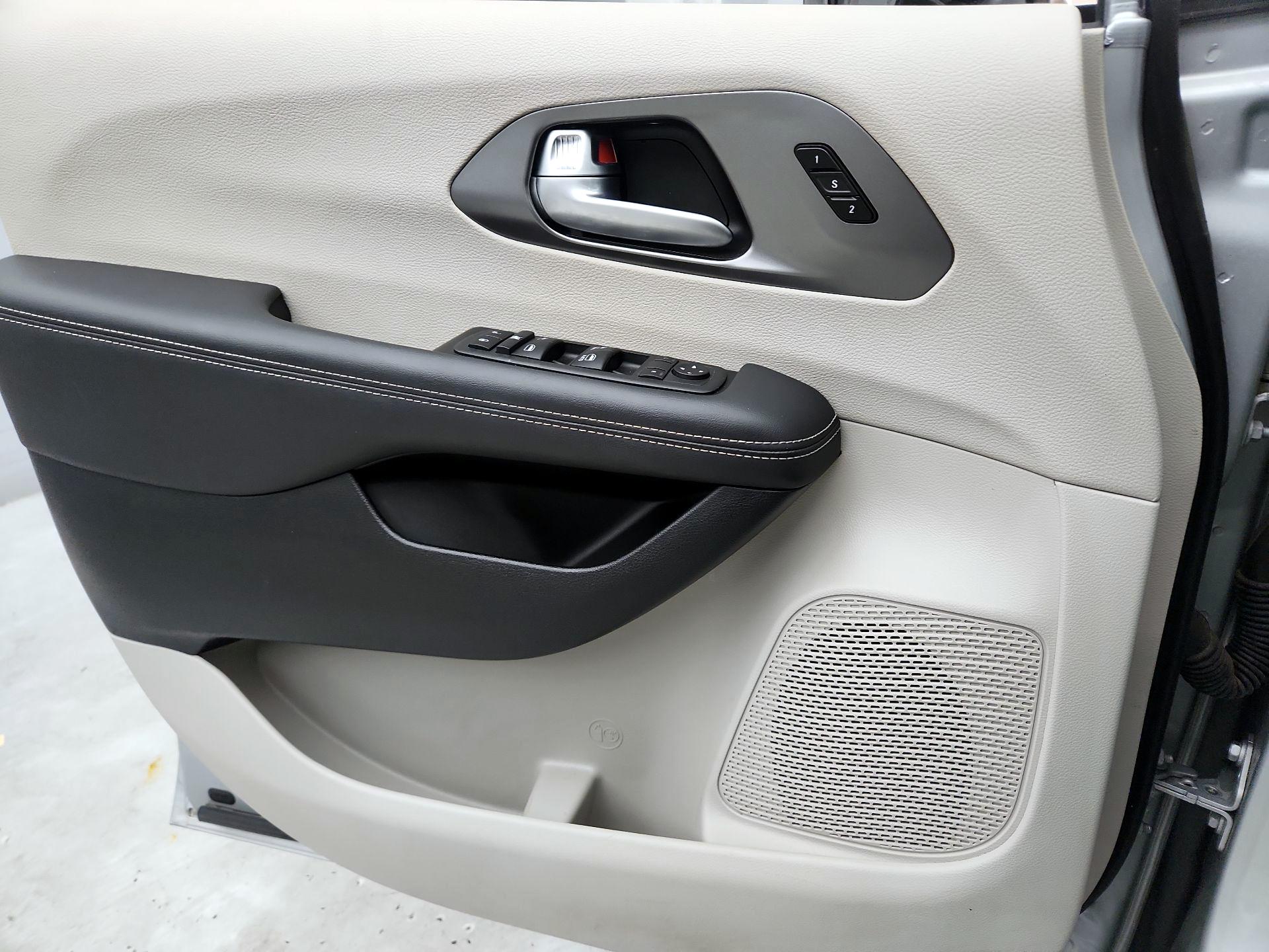 Thumbnail: 2024 Chrysler Pacifica - 12