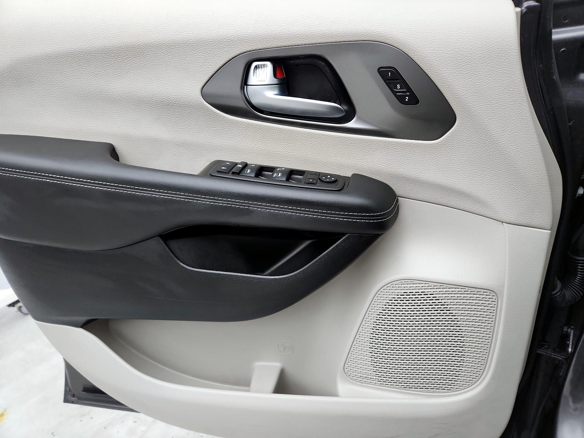 Thumbnail: 2023 Chrysler Pacifica - 12