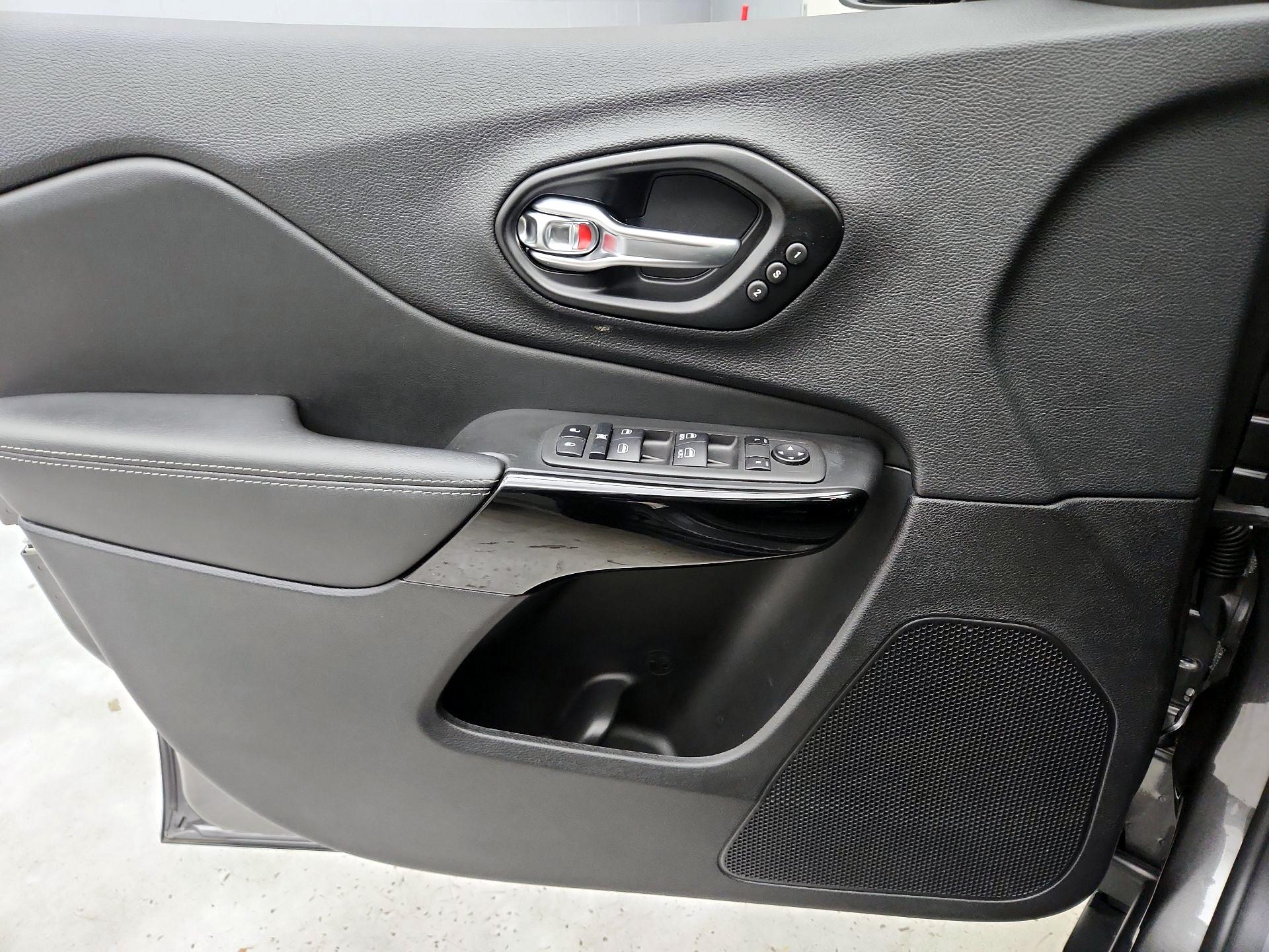 Thumbnail: 2023 Jeep Cherokee - 12