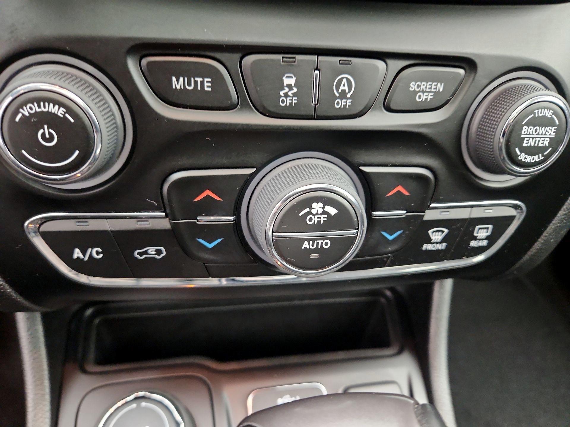 Thumbnail: 2023 Jeep Cherokee - 17