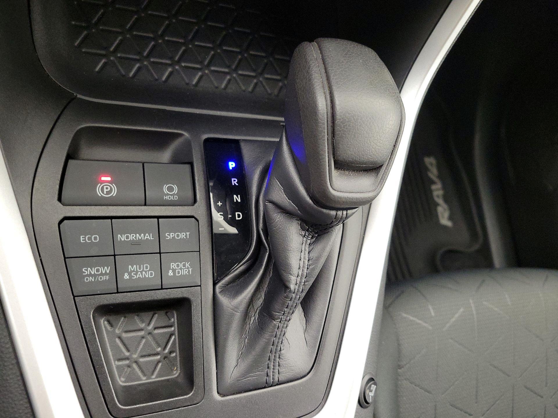 Thumbnail: 2021 Toyota RAV4 - 17