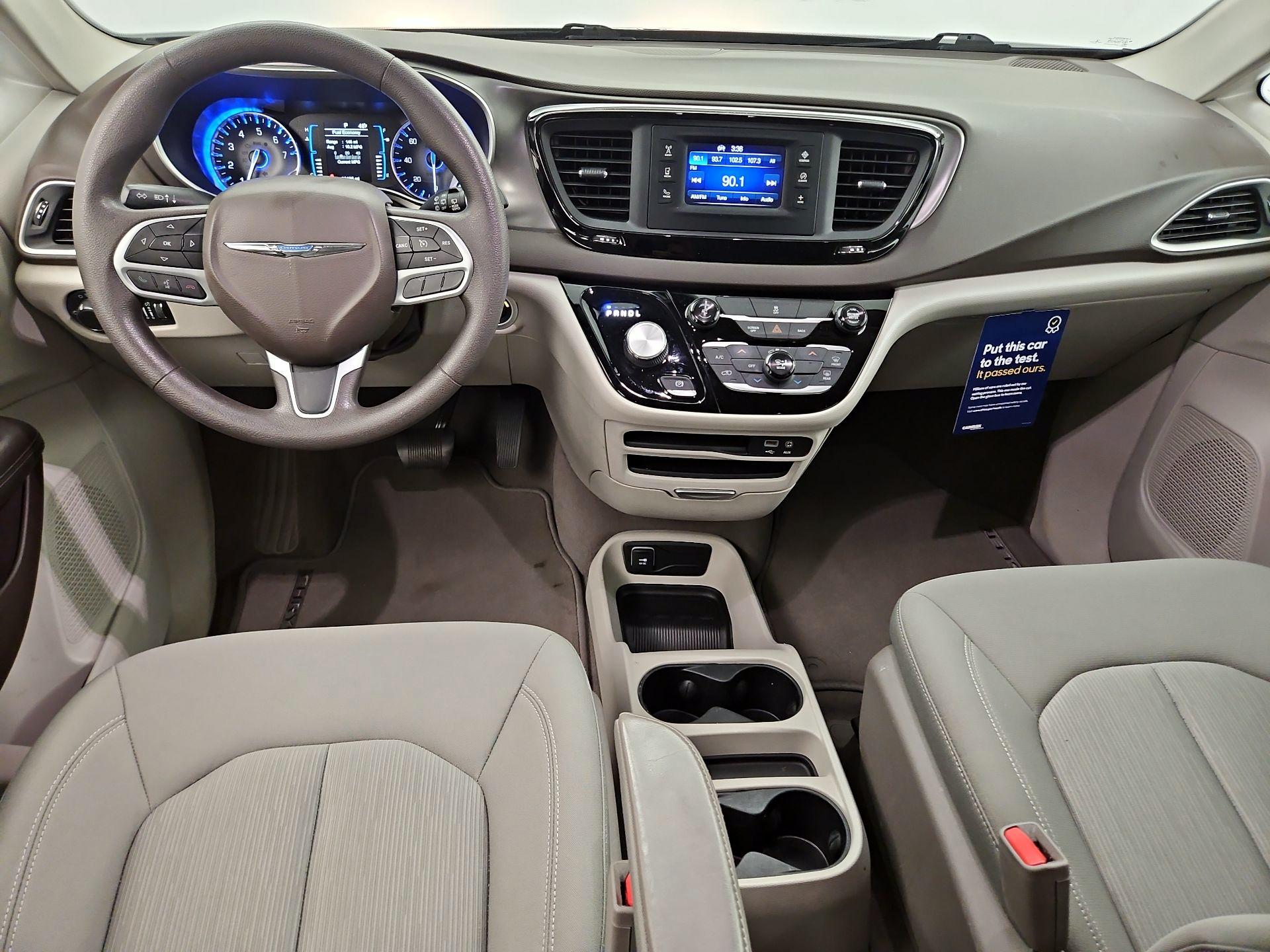 Thumbnail: 2017 Chrysler Pacifica - 9