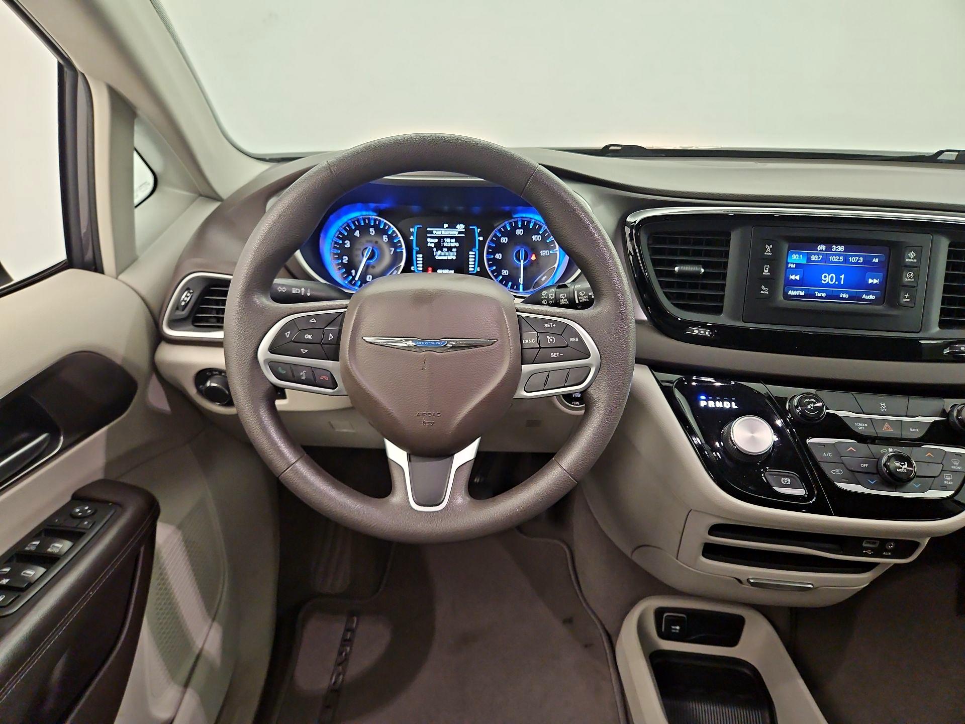 Thumbnail: 2017 Chrysler Pacifica - 10