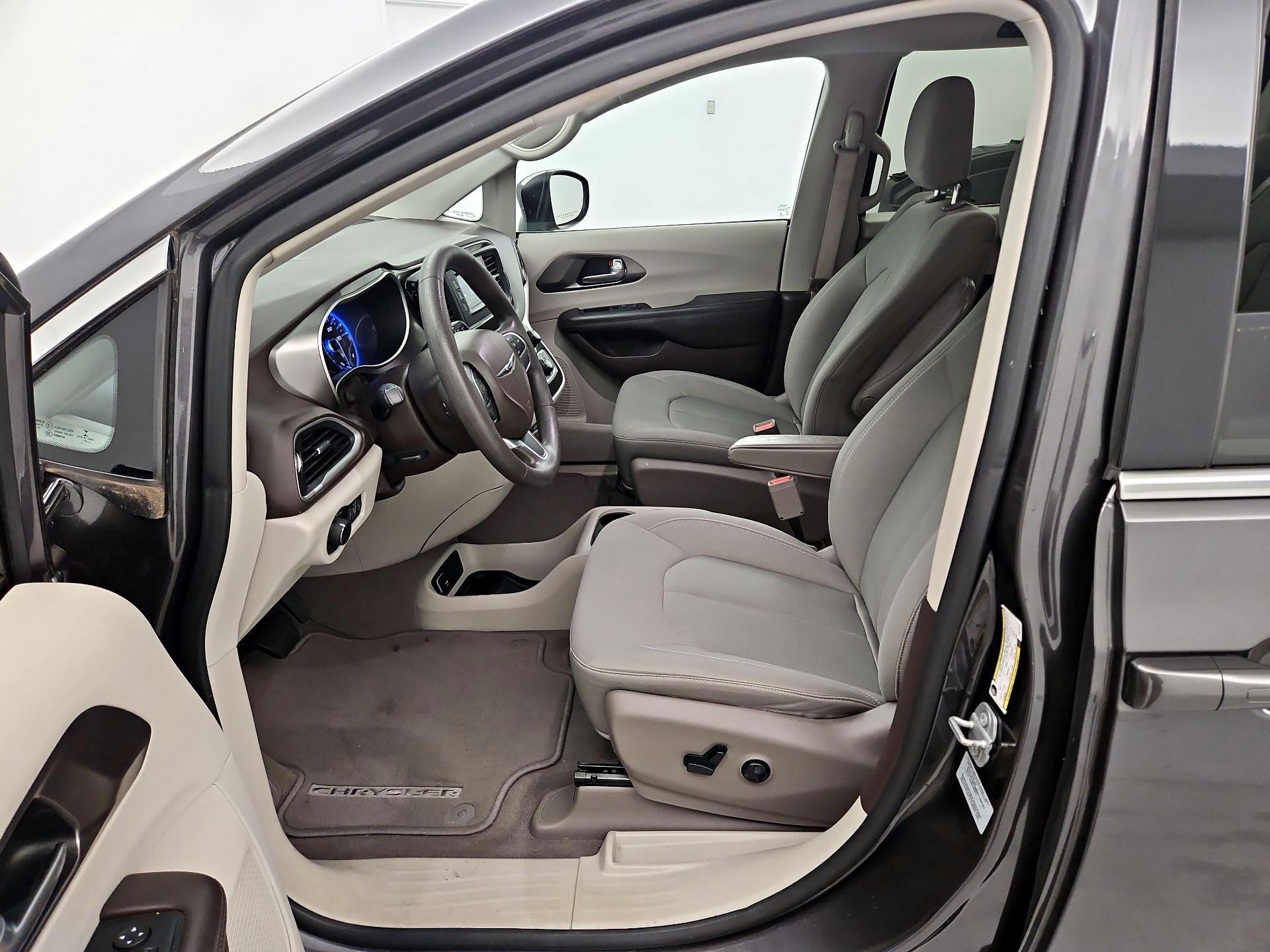 Thumbnail: 2017 Chrysler Pacifica - 11