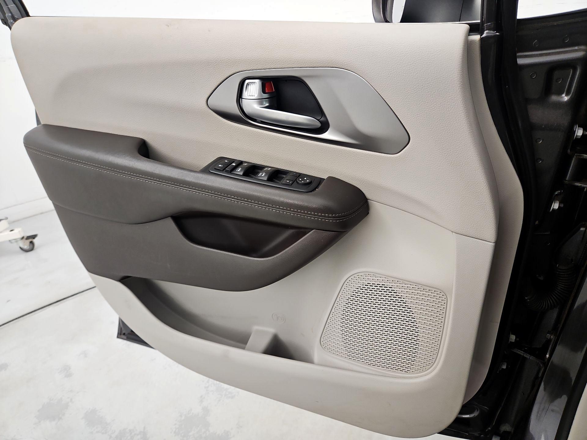 Thumbnail: 2017 Chrysler Pacifica - 12