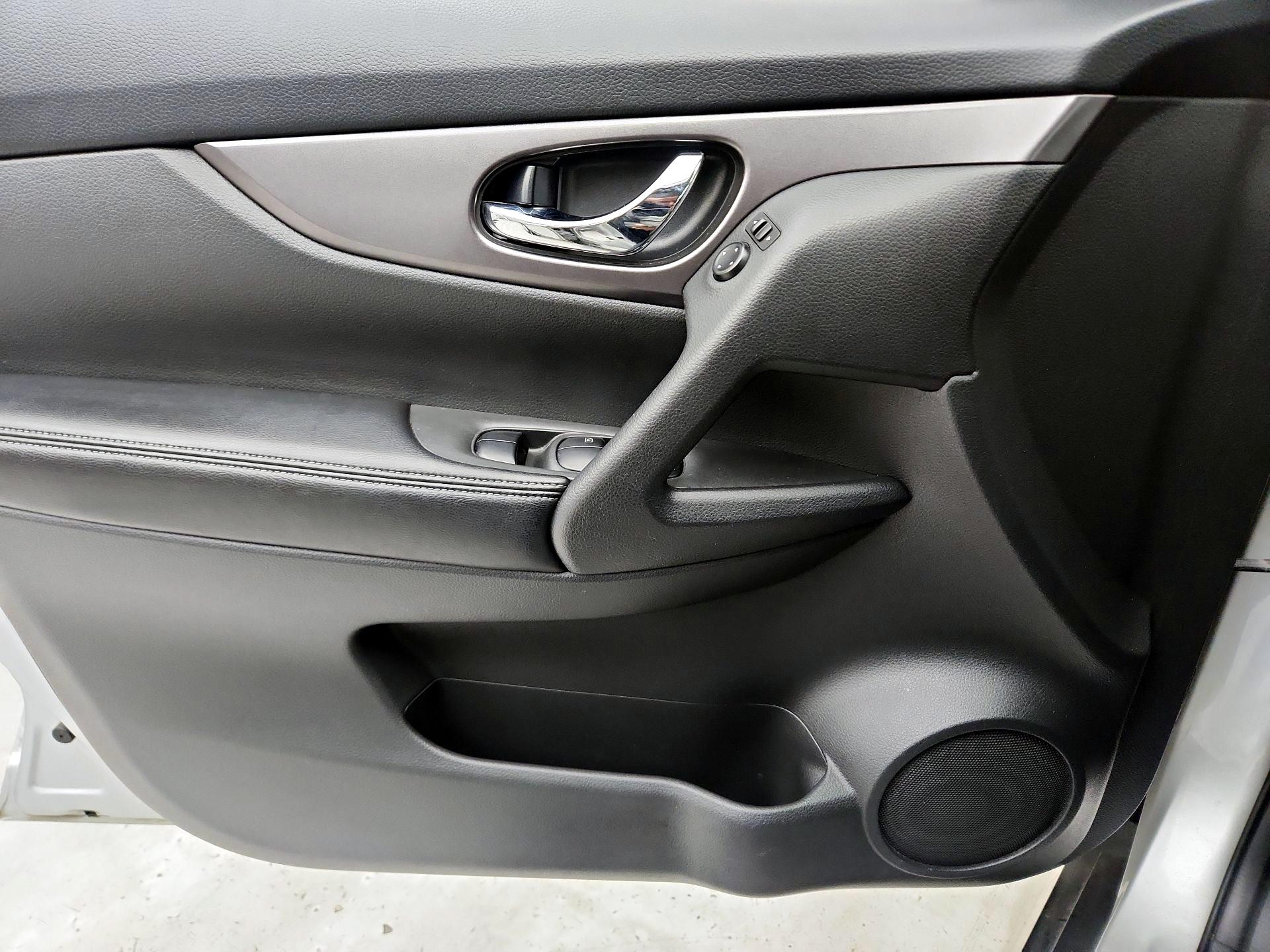 Thumbnail: 2016 Nissan Rogue - 12