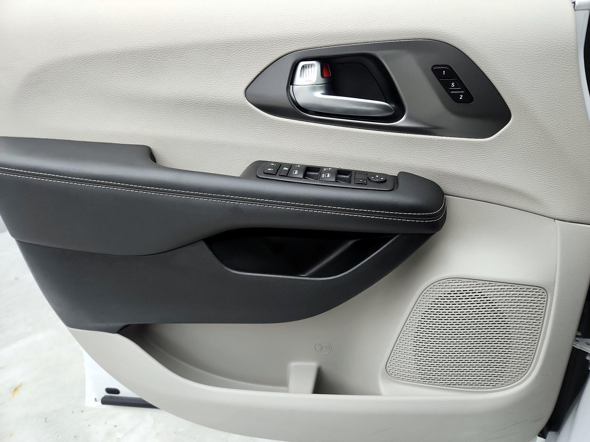 Thumbnail: 2024 Chrysler Pacifica - 12