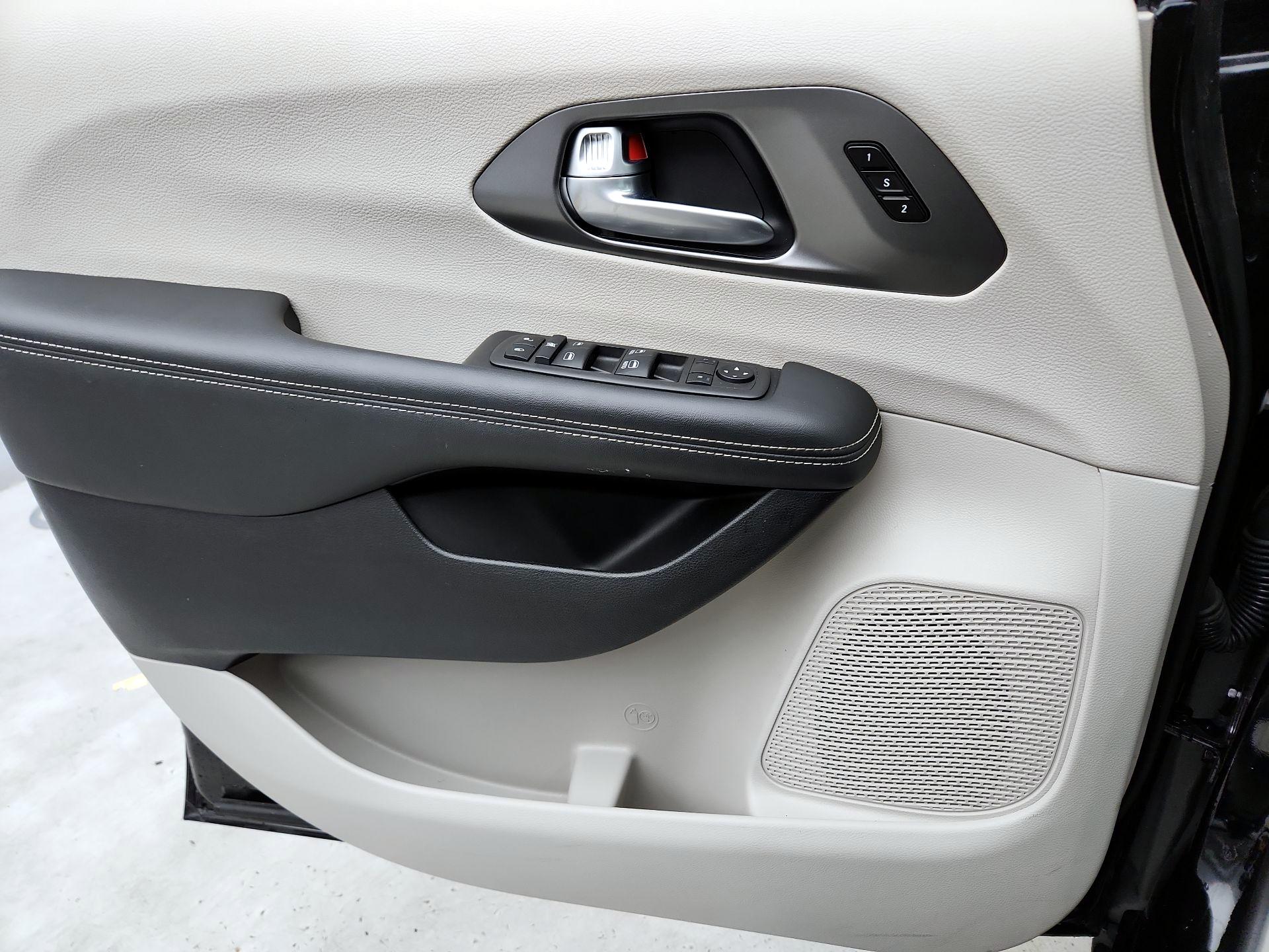 Thumbnail: 2024 Chrysler Pacifica - 12