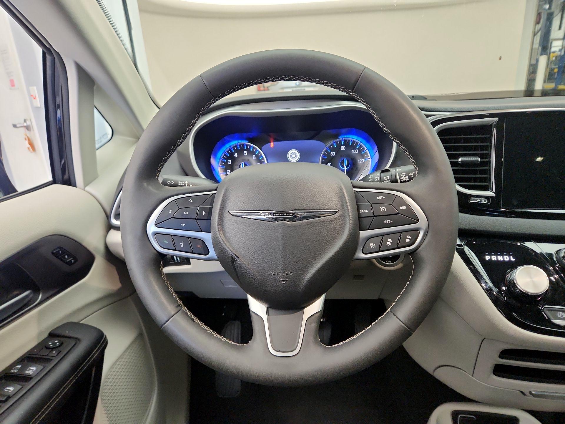 Thumbnail: 2024 Chrysler Pacifica - 10