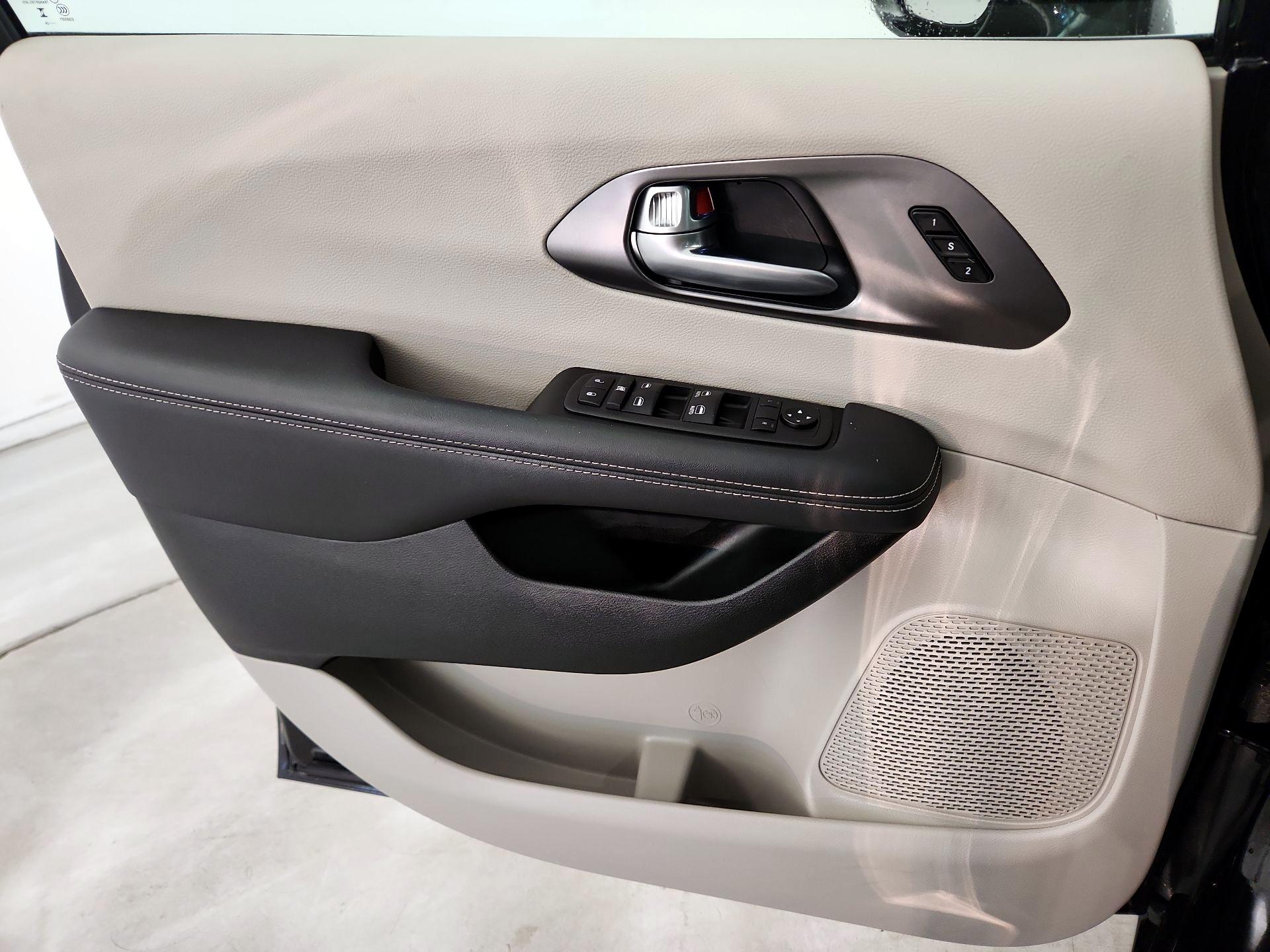 Thumbnail: 2024 Chrysler Pacifica - 12