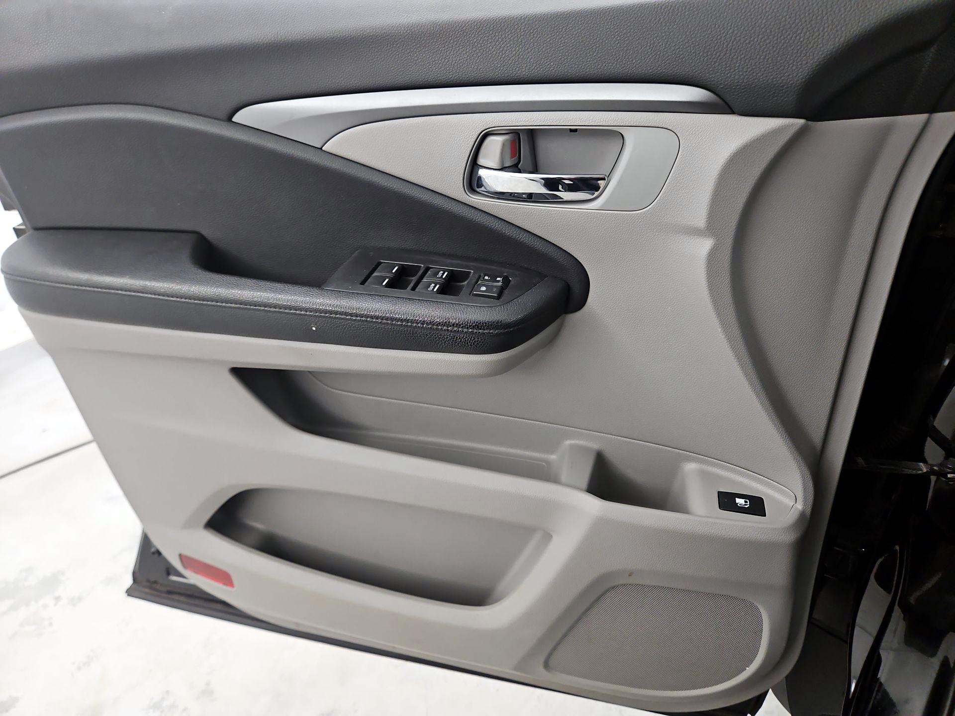 Thumbnail: 2016 Honda Pilot - 12