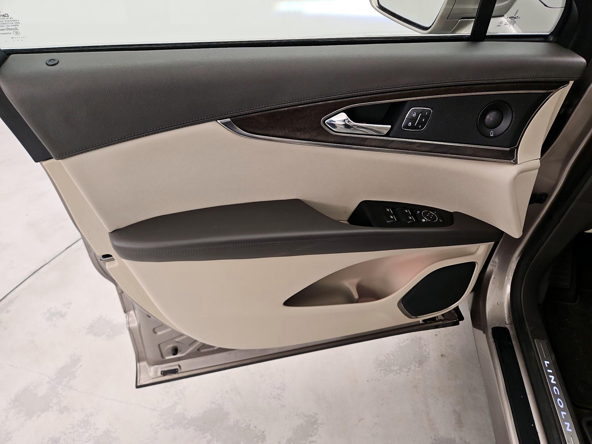 Thumbnail: 2019 Lincoln Nautilus - 12