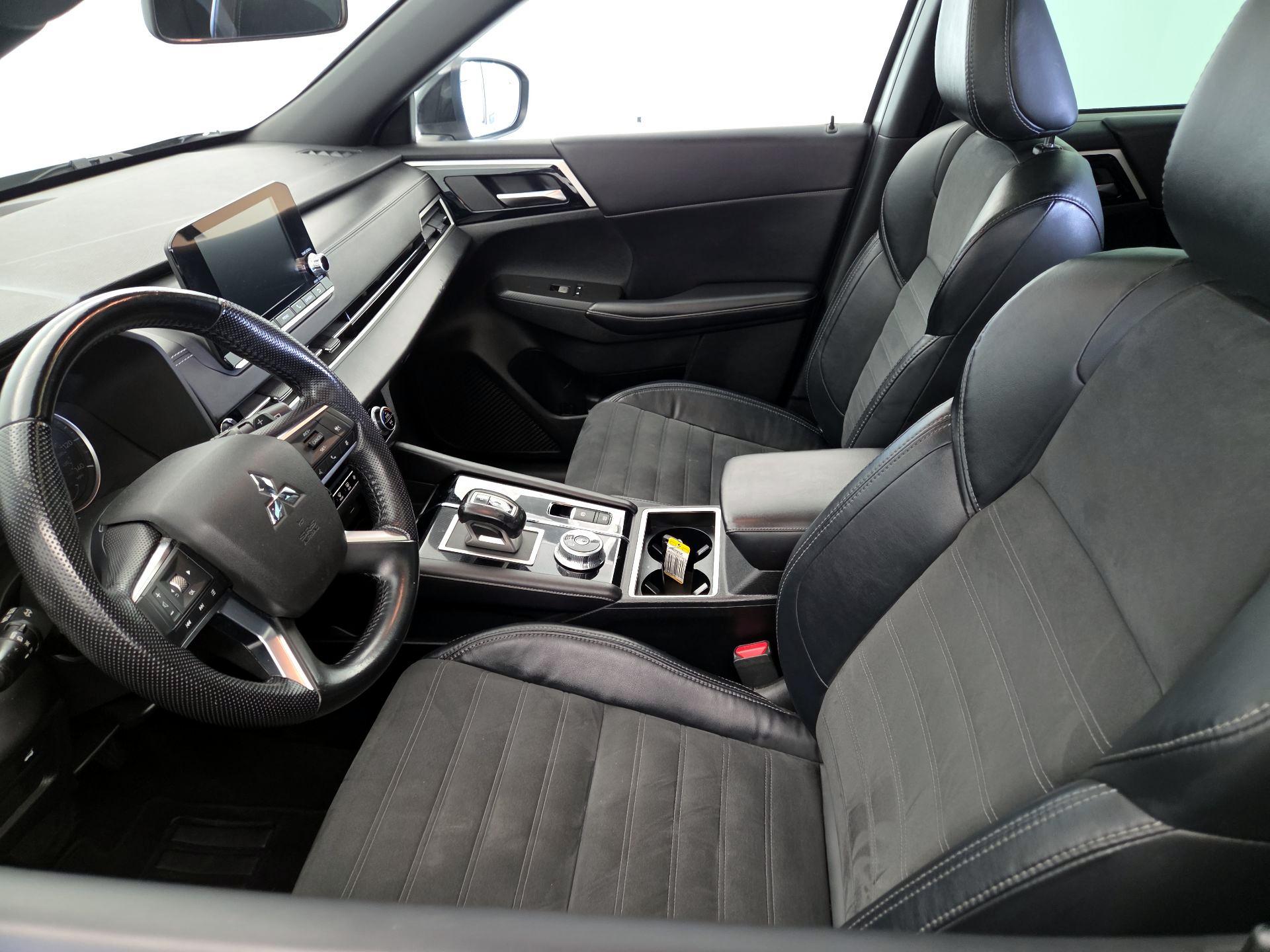 Thumbnail: 2022 Mitsubishi Outlander - 11