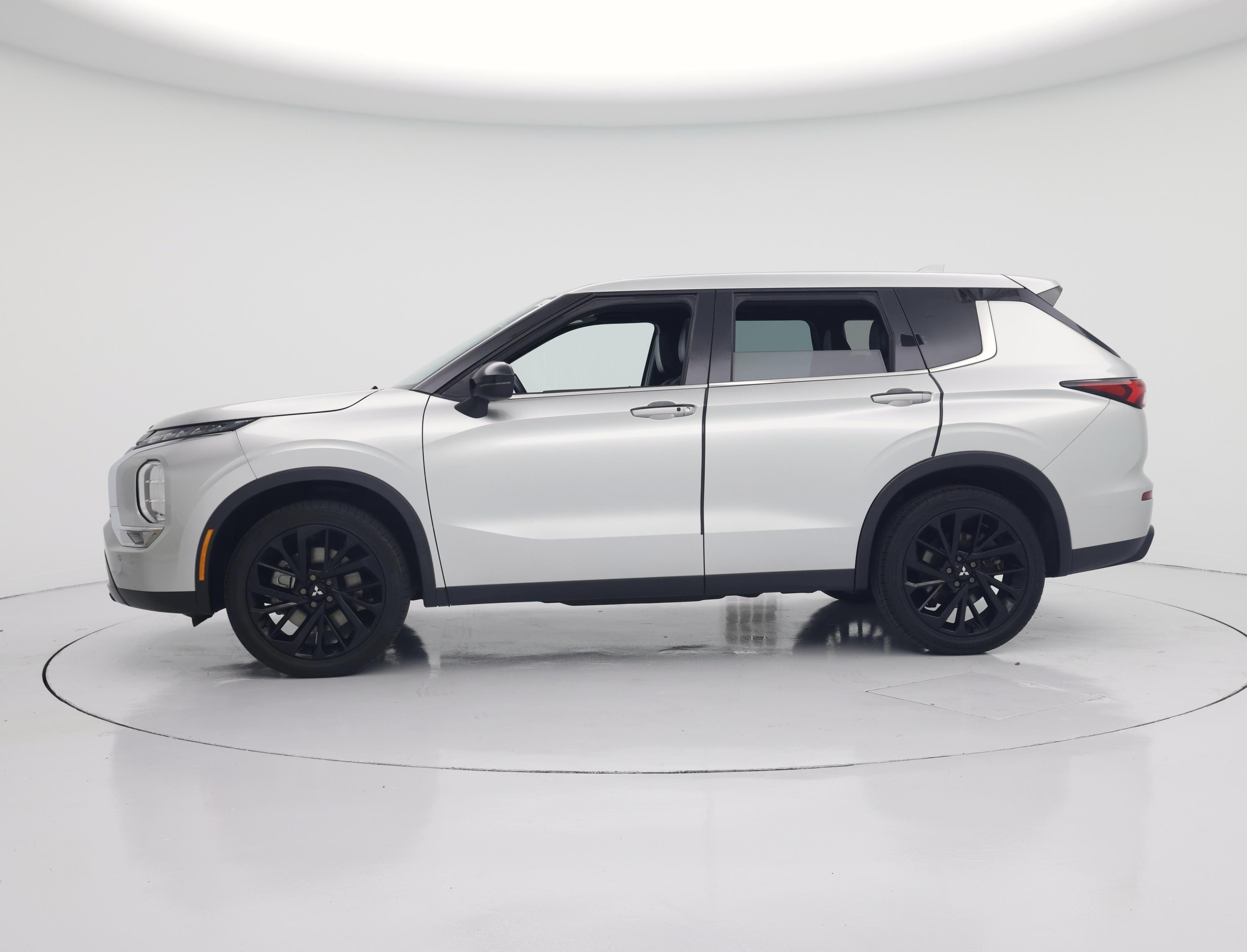 Thumbnail: 2022 Mitsubishi Outlander - 3