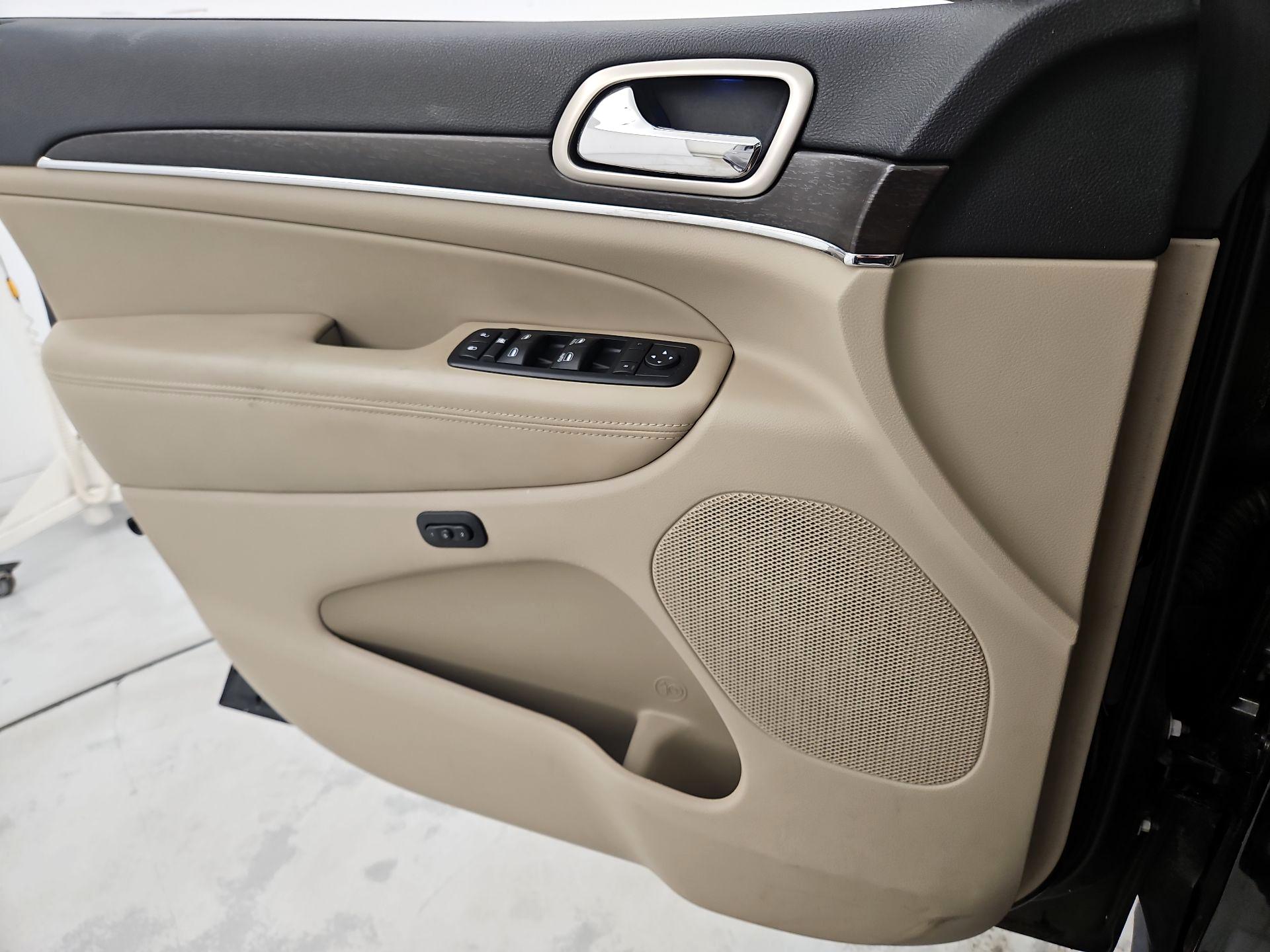 Thumbnail: 2015 Jeep Grand Cherokee - 12