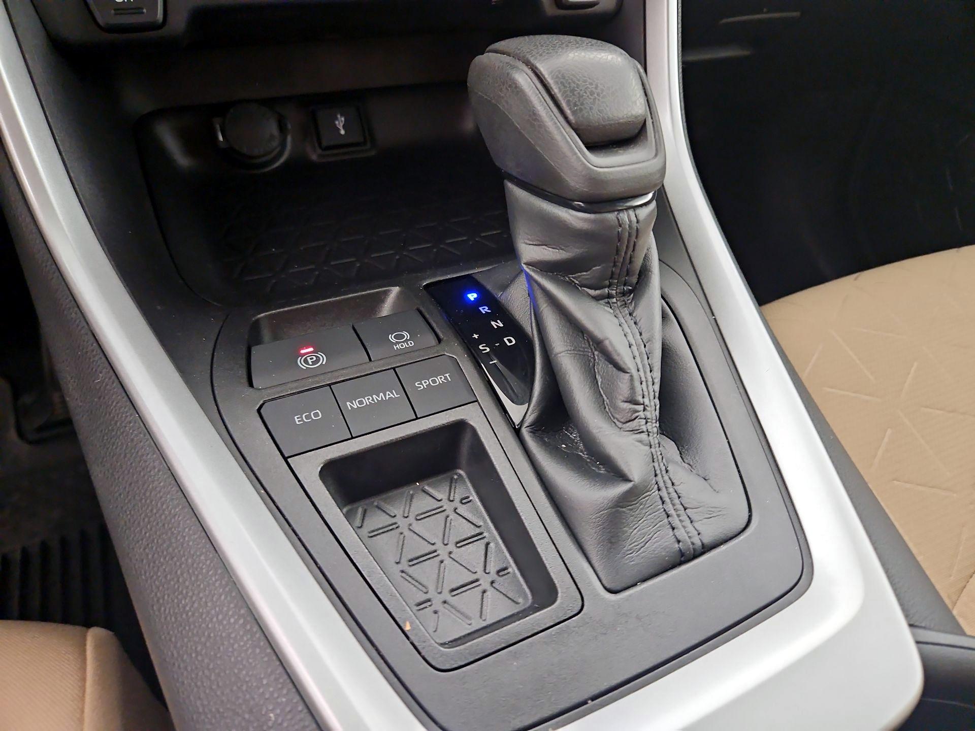 Thumbnail: 2021 Toyota RAV4 - 17