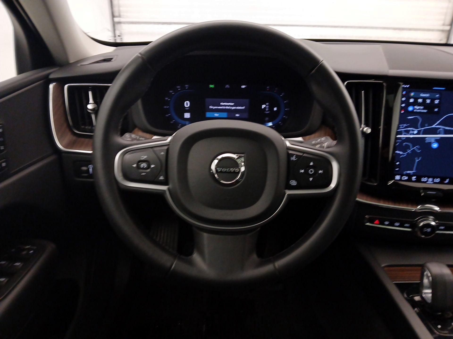 Thumbnail: 2022 Volvo XC60 - 10