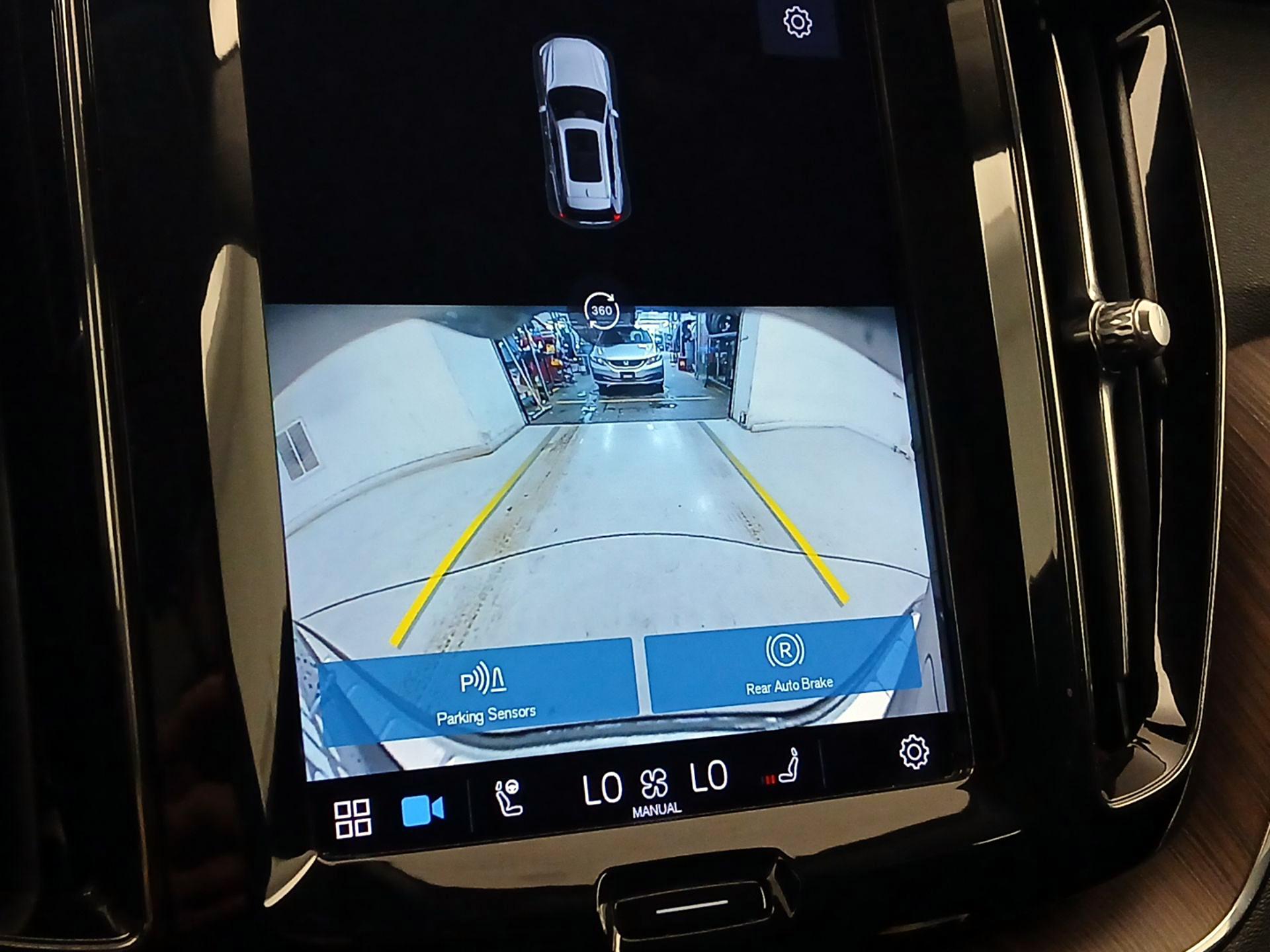 Thumbnail: 2022 Volvo XC60 - 15