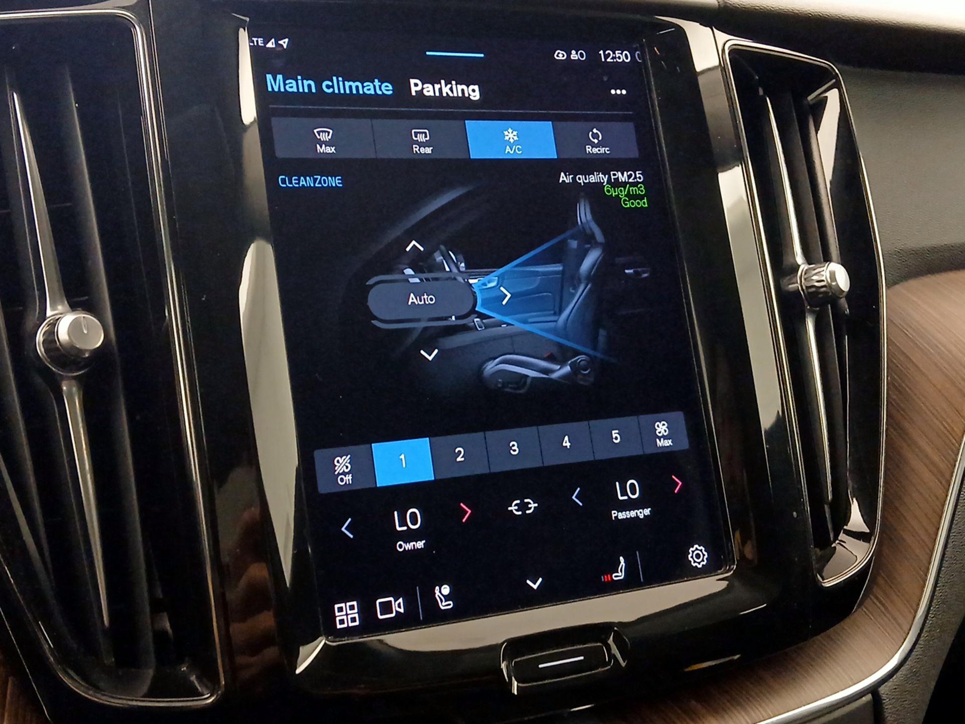 Thumbnail: 2022 Volvo XC60 - 17