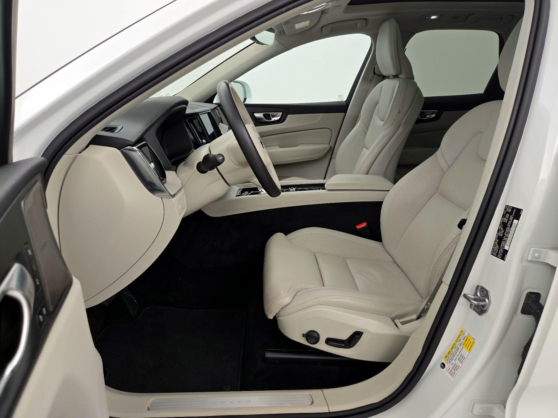 Thumbnail: 2022 Volvo XC60 - 11