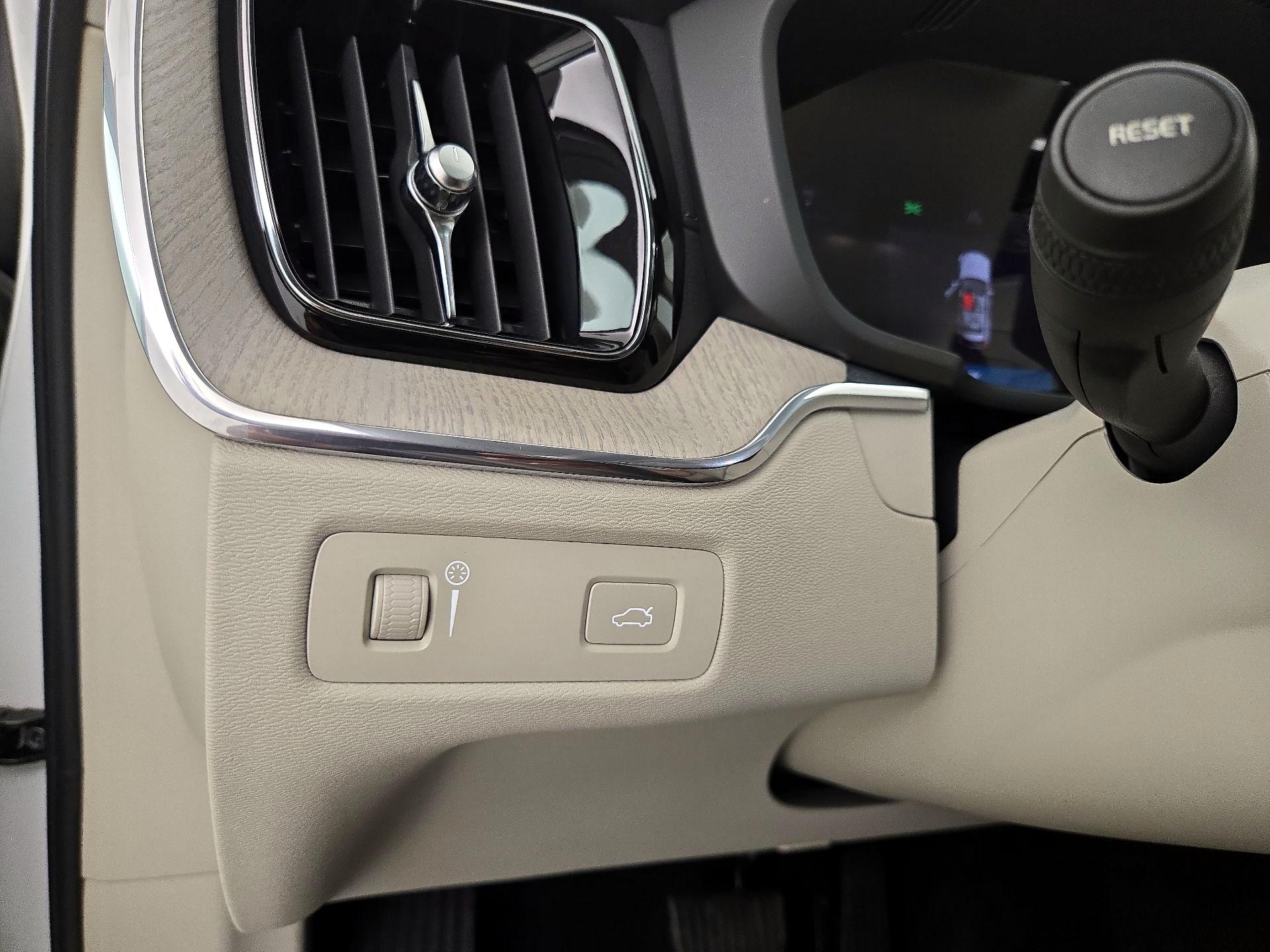 Thumbnail: 2022 Volvo XC60 - 13