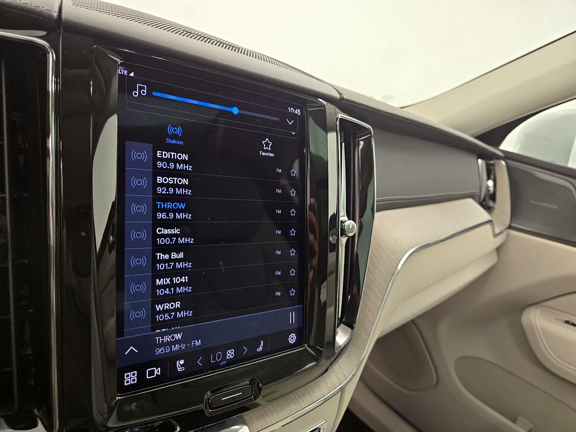 Thumbnail: 2022 Volvo XC60 - 15