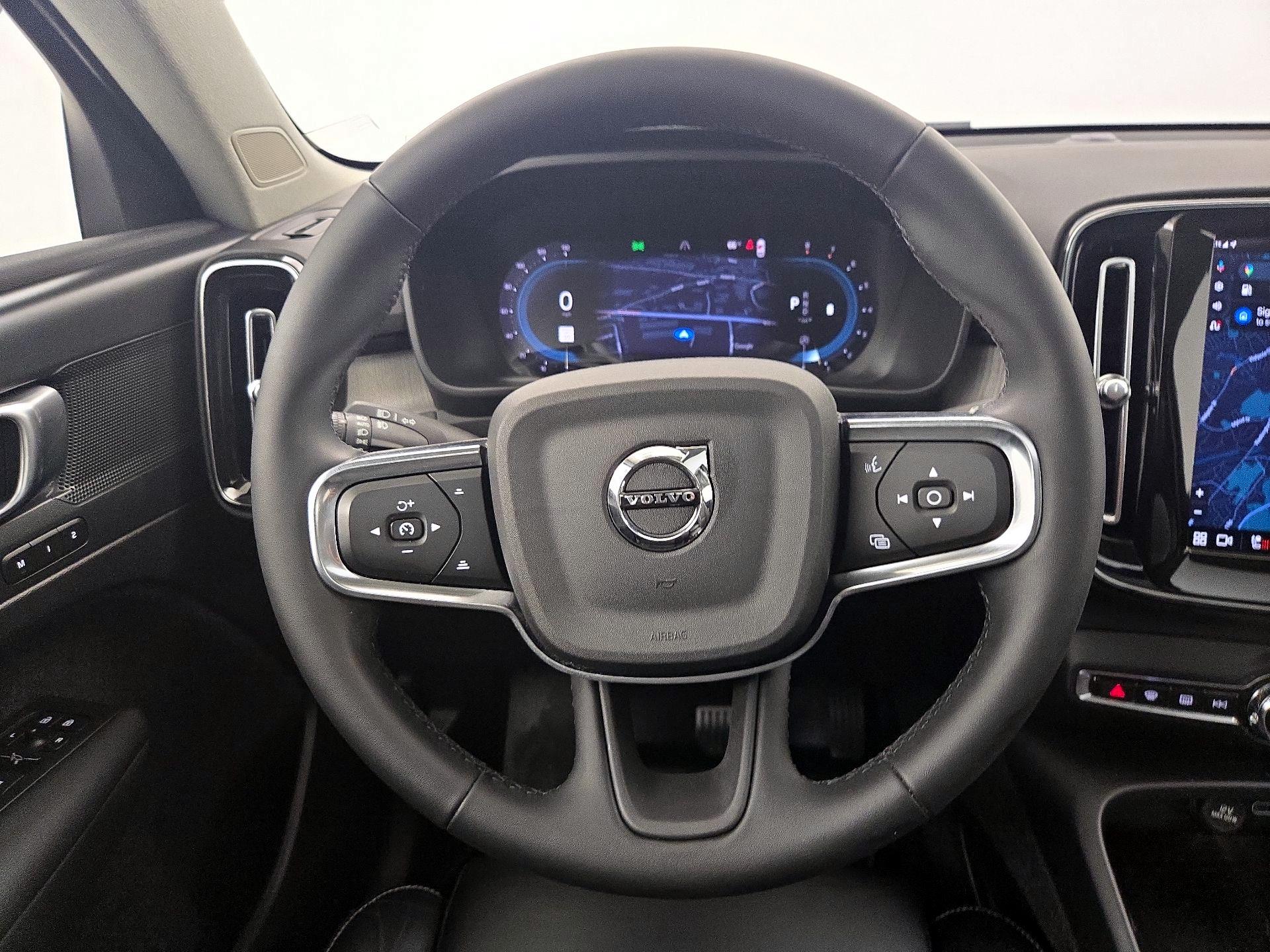 Thumbnail: 2023 Volvo XC40 - 10