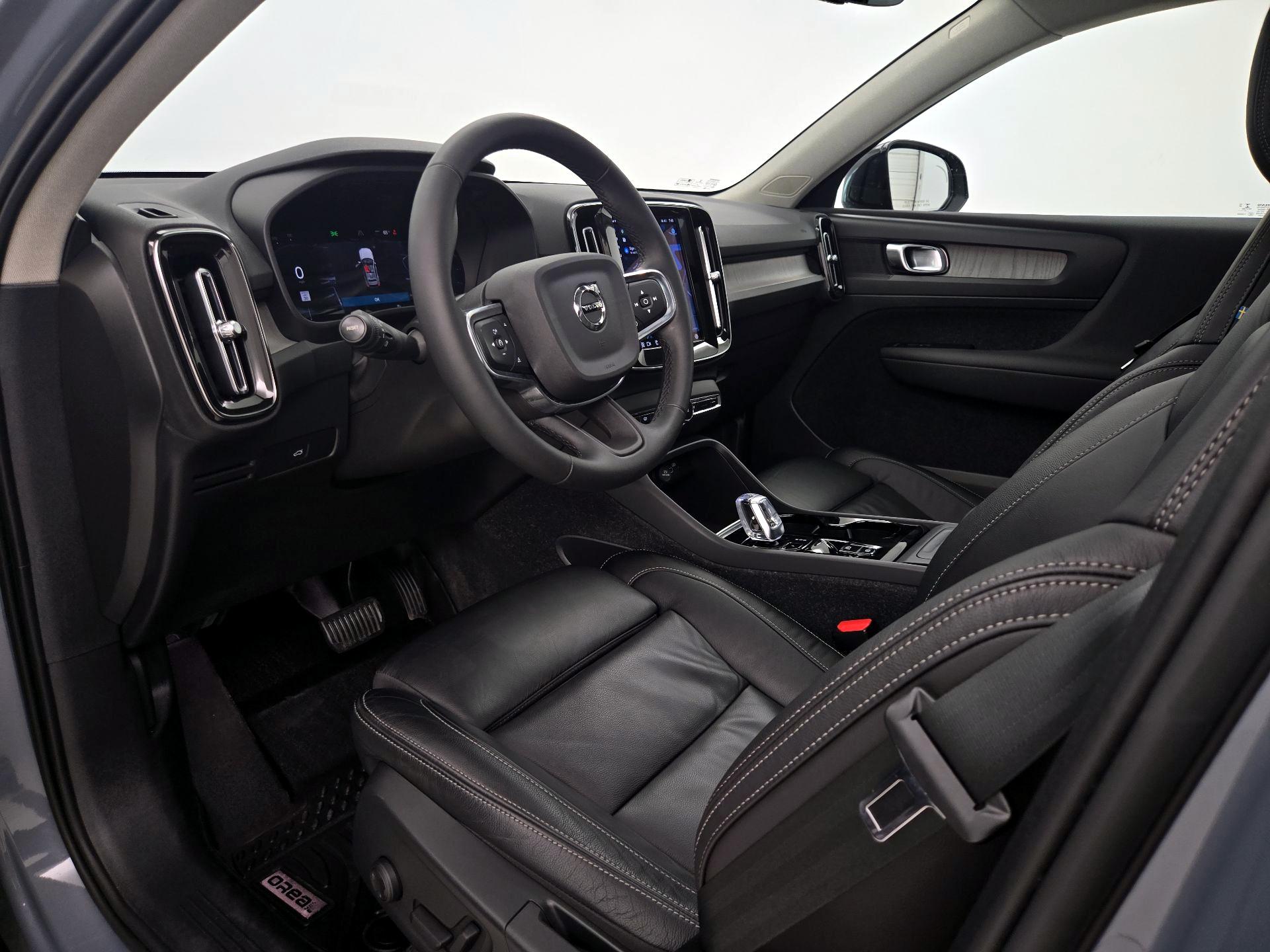 Thumbnail: 2023 Volvo XC40 - 11