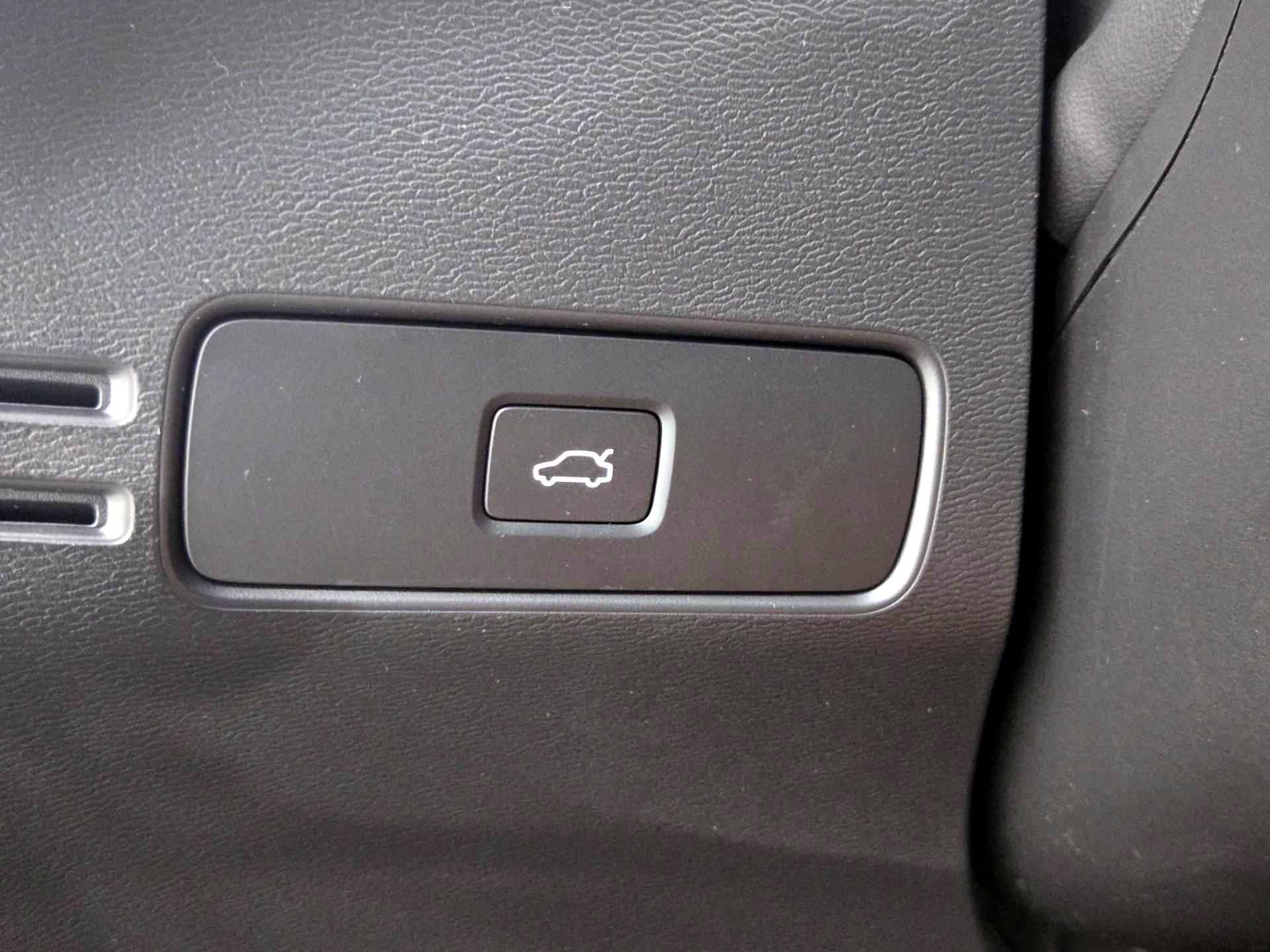 Thumbnail: 2023 Volvo XC40 - 13